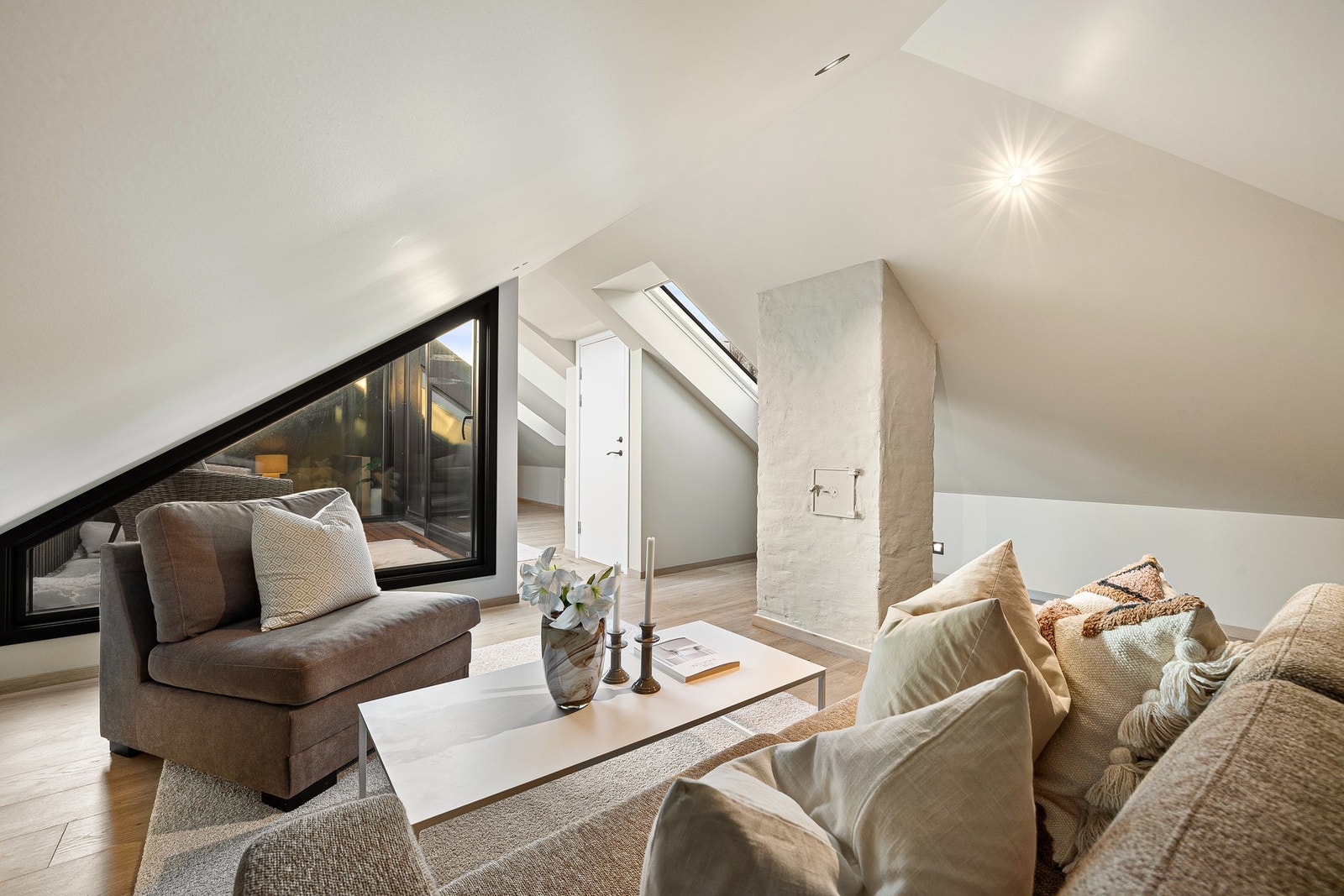 God plass til både lesekrok, kontorplass, sofakrok og TV-møblement. Galleribilde