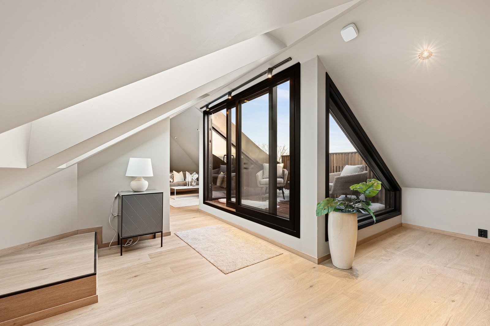 Gjennomgående mørke detaljer gir leiligheten et helhetlig og stilrent preg. Galleribilde