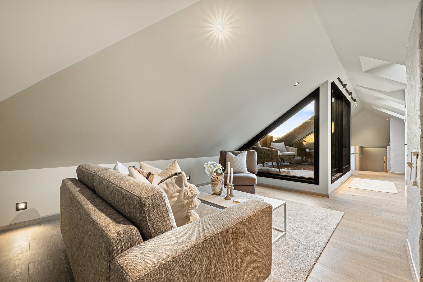 Leiligheten har en koselig loftsetasje på 25 kvm med skråtak og godt med lysinnslipp fra flere loftsvindu. Galleribilde