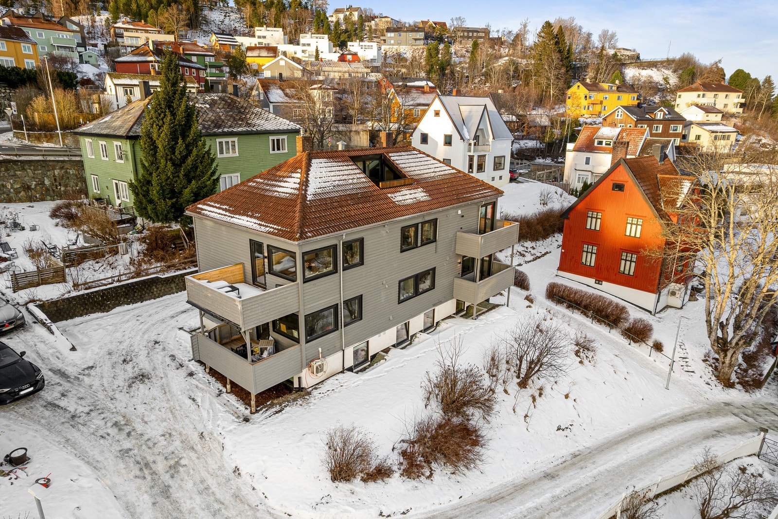 Leiligheten disponerer parkeringsplass, og plassering avtales med sameiet etter behov. Det er klargjort for elbillading. Galleribilde