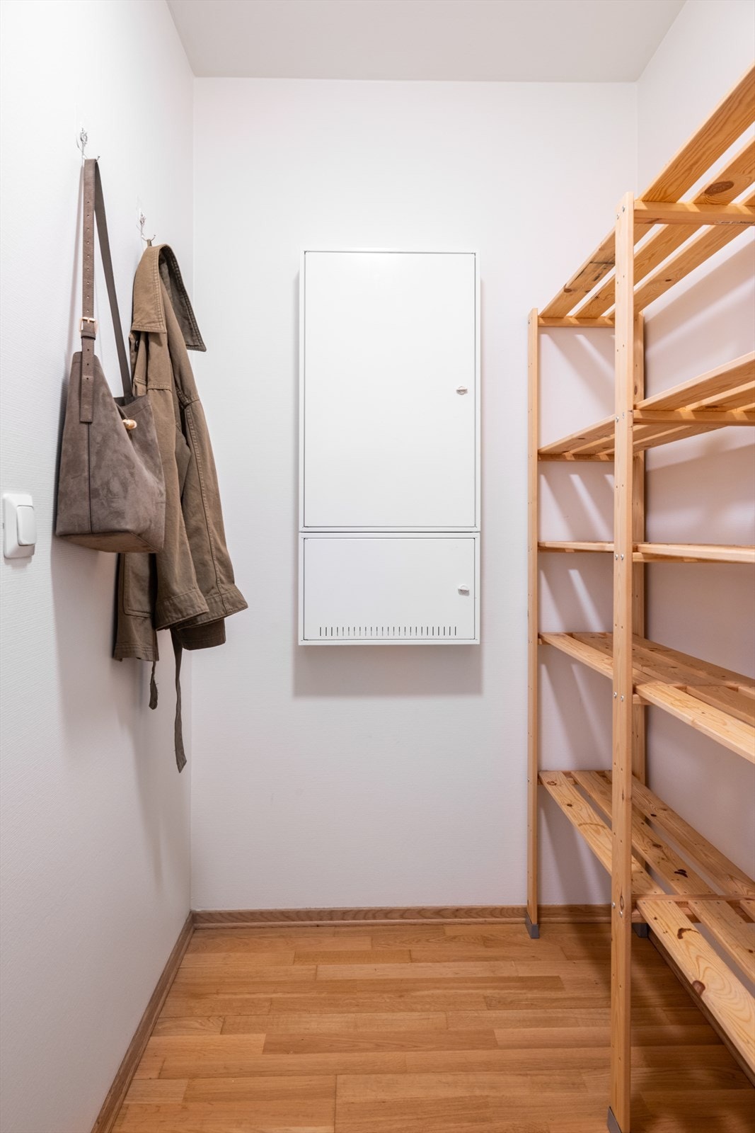 Den innvendige boden er romslig og har god plass til oppbevaring. Galleribilde