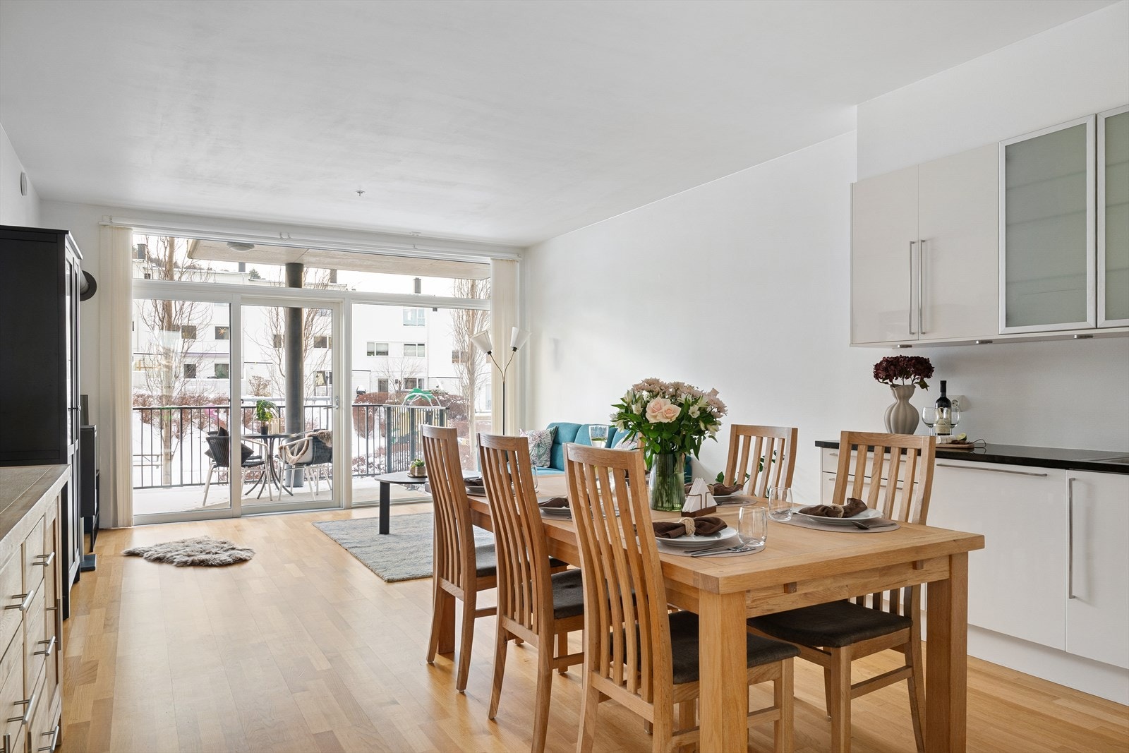 Stuen og kjøkkenet er i åpen løsning , og parkettgulvet er lagt sømløst for et helhetlig uttrykk. Leiligheten fremstår som delikat og velholdt med lyse fargevalg og er nylig malt i 2025. Galleribilde