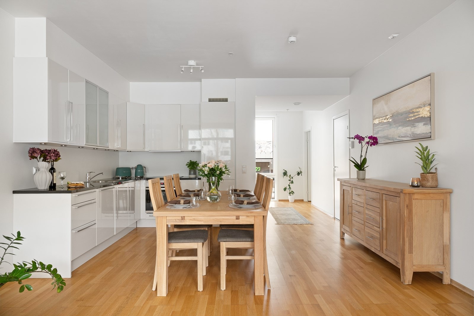 Det er god plass til et spisebord, perfekt for hyggelig middager med venner og familie. Galleribilde