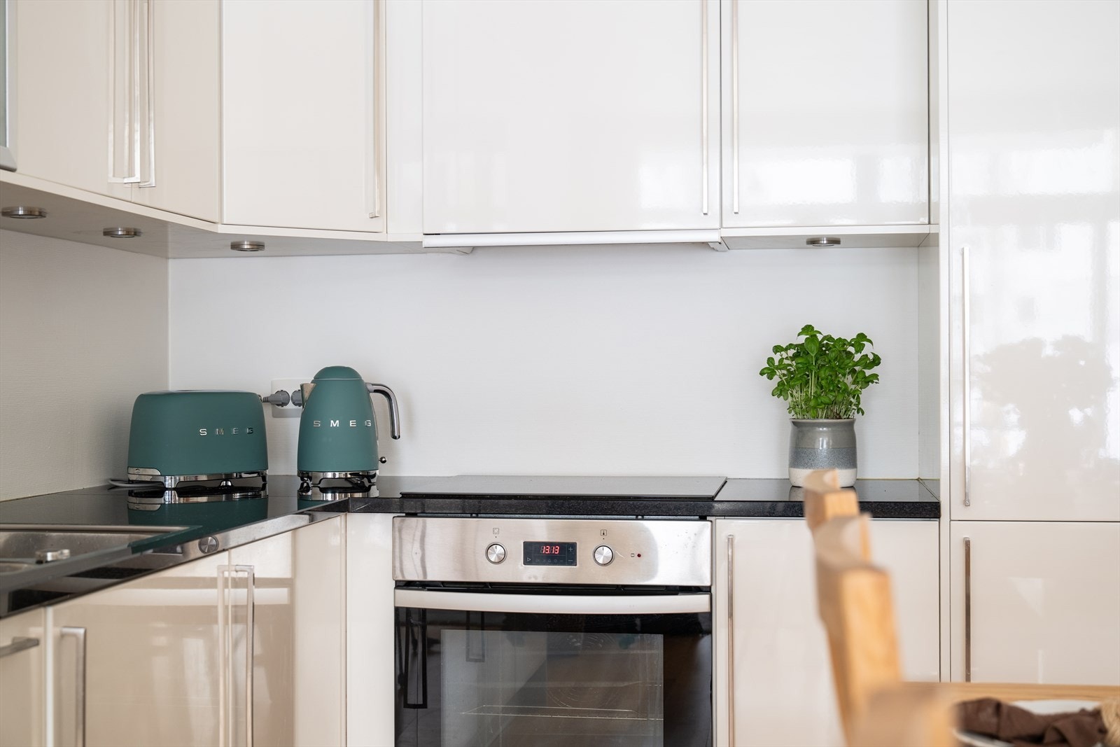 Innredningen gir rikelig med oppbevaringsplass og gode arbeidsflater for matlaging. Galleribilde