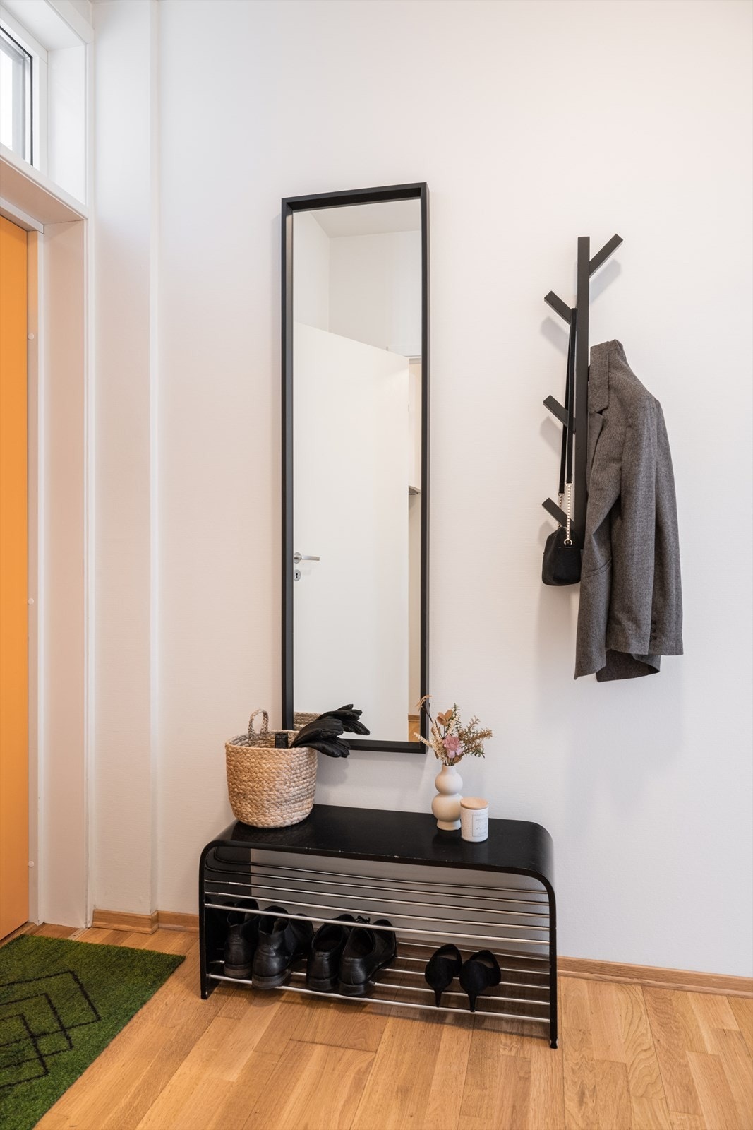 Det er i tillegg plass til å henge fra seg yttertøy og sette fra seg sko på en praktisk måte. Galleribilde