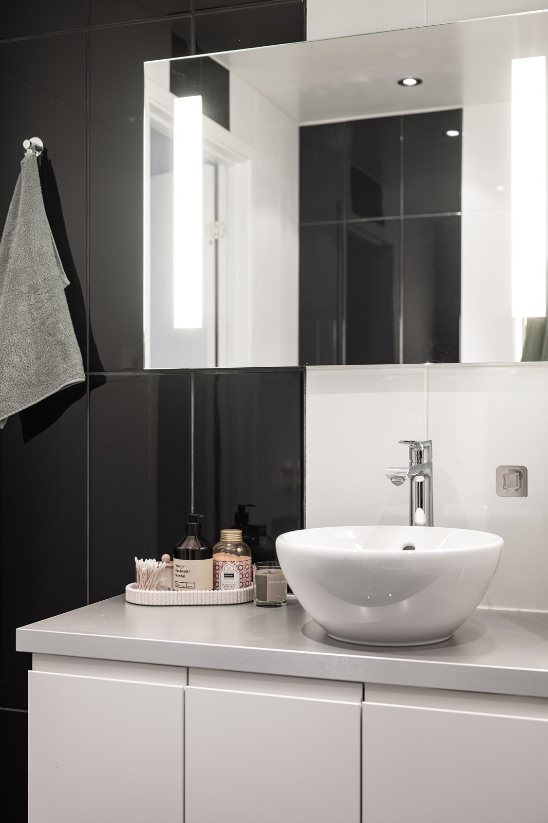 Videre har badet gulvvarme og lyset er styrt med sensor. Galleribilde