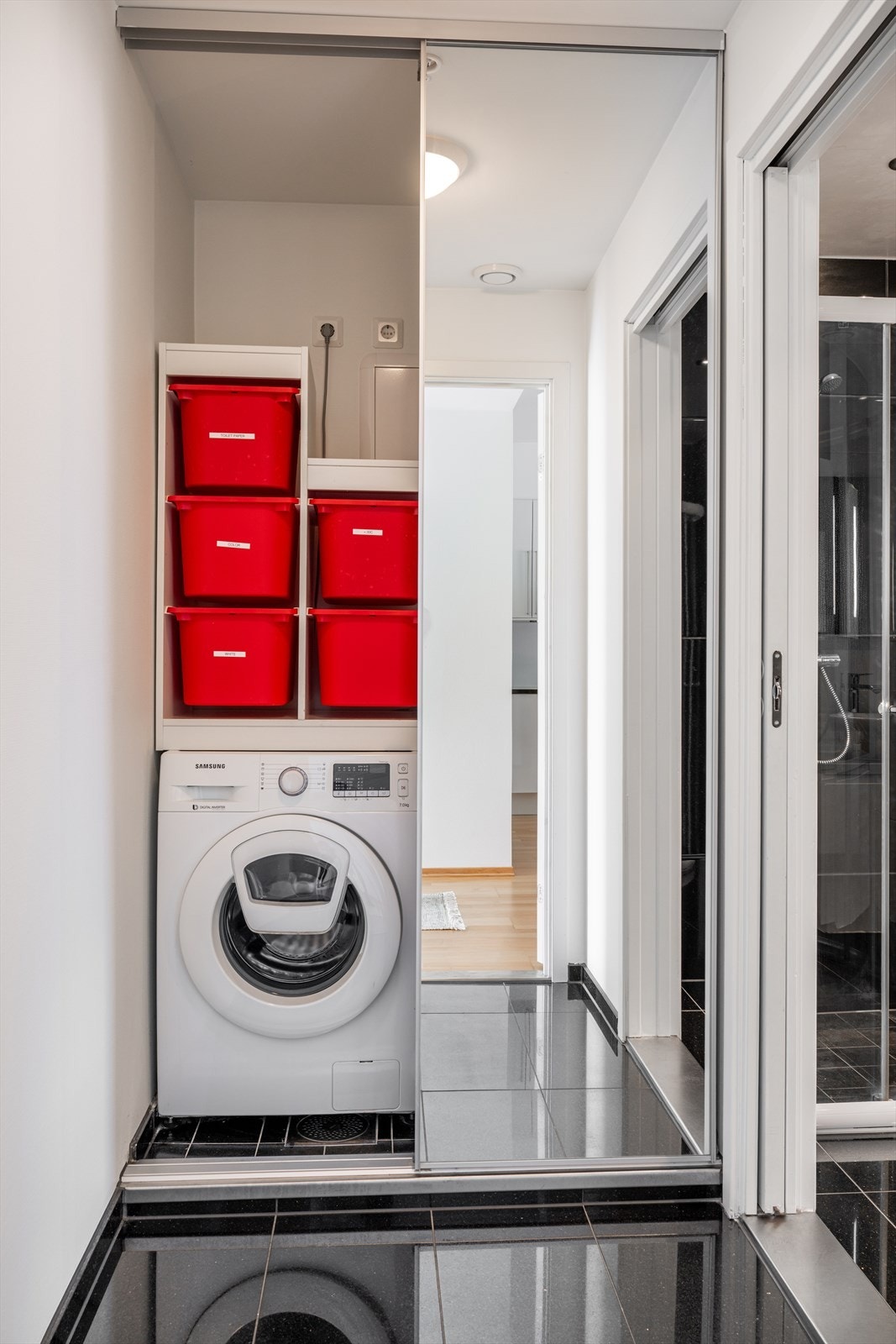 Praktisk løsning med skyvedører slik at man kan enkelt kan skjule vaskemaskinen hvis man ønsker. Galleribilde