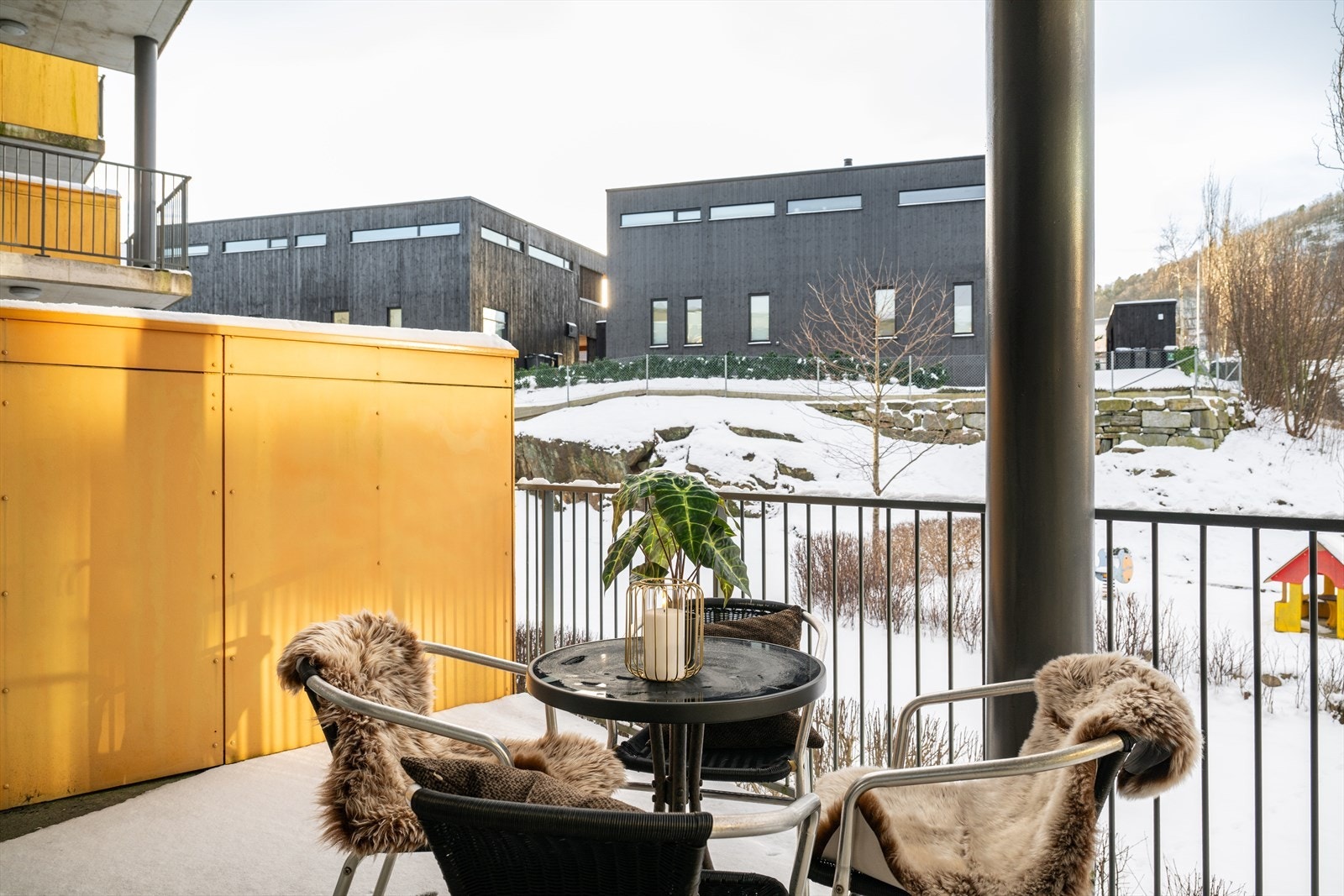 Balkongen er vendt mot fellesområdet og overbygget gjør balkongen godt egnet også på regnværsdager. Galleribilde