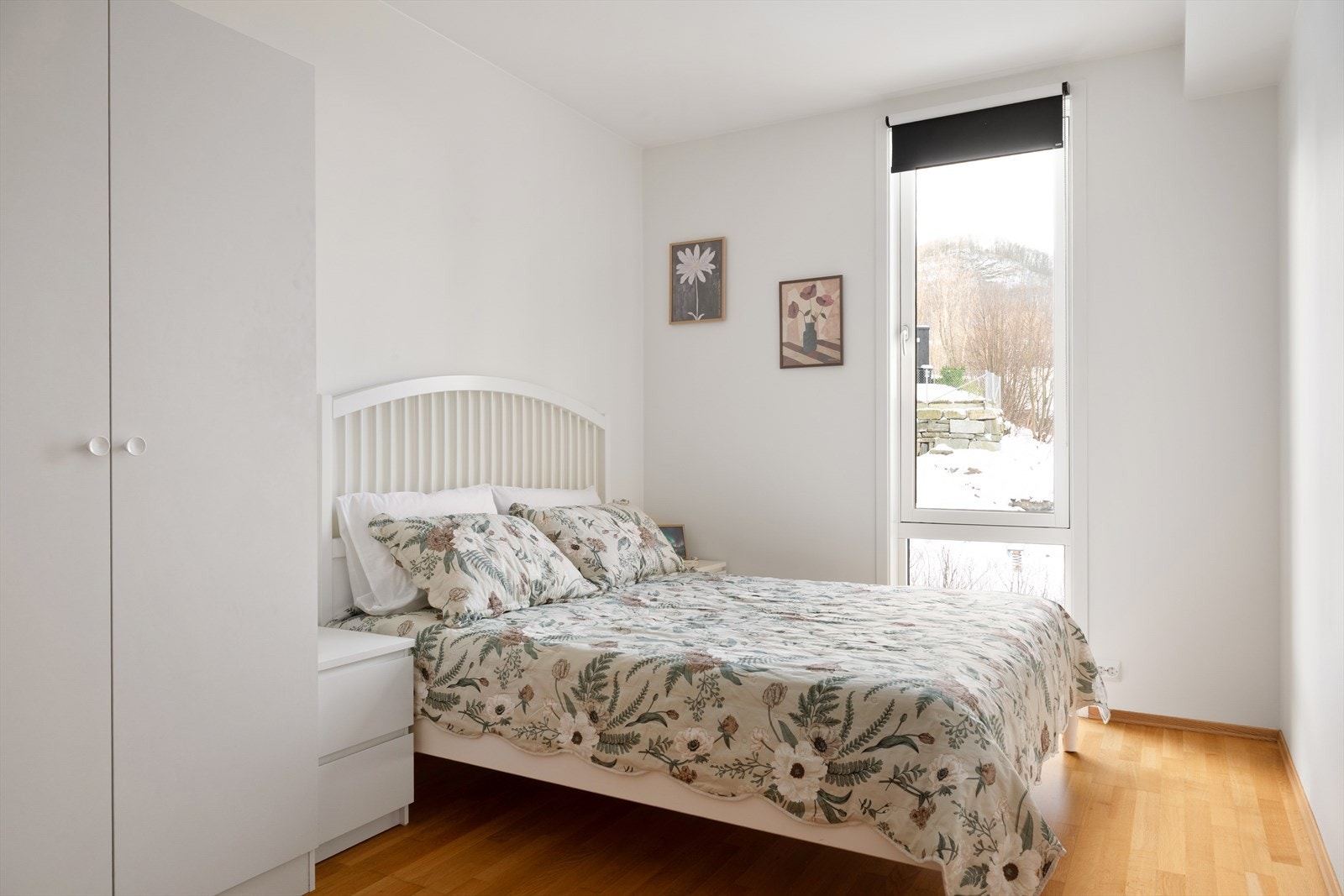 Leiligheten har to romslige soverom, praktisk plassert i hver sin ende av boligen. Galleribilde