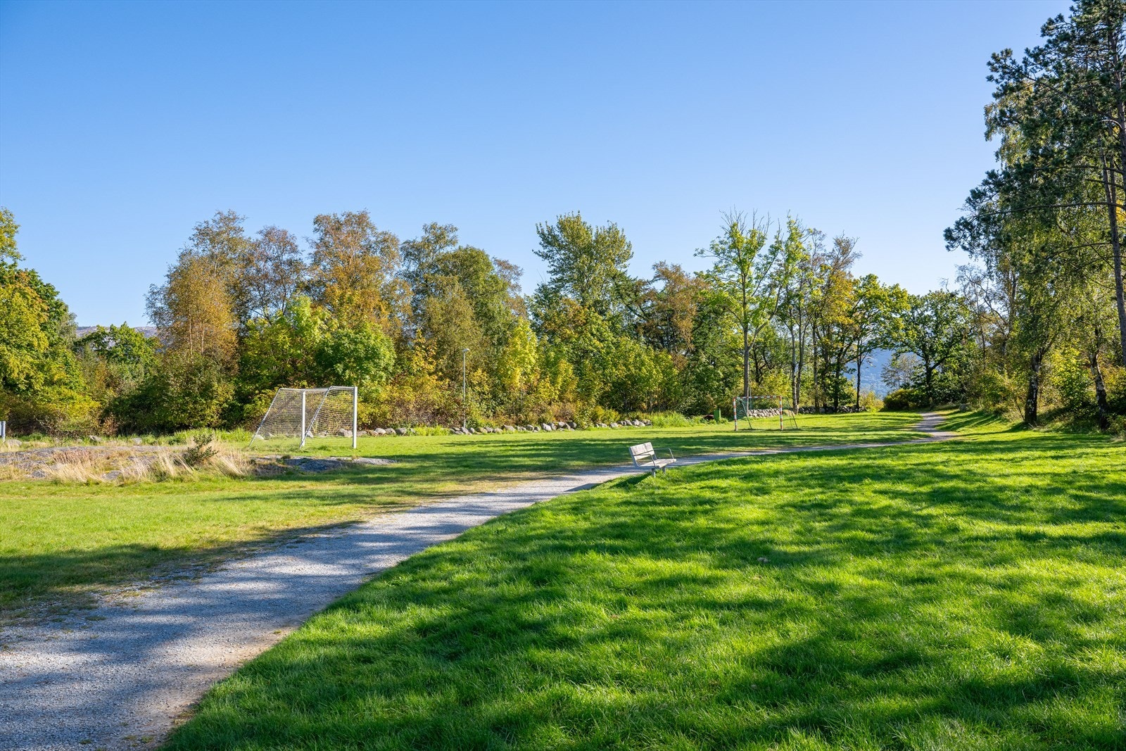 Området kjennetegnes av nærhet til flotte turområder langs fjorden. Fra Jåttåvågen har du tilgang til nydelige turstier som slynger seg langs vannet - perfekt for en spasertur i kveldssolen eller en joggetur med utsikt mot fjorden. Galleribilde