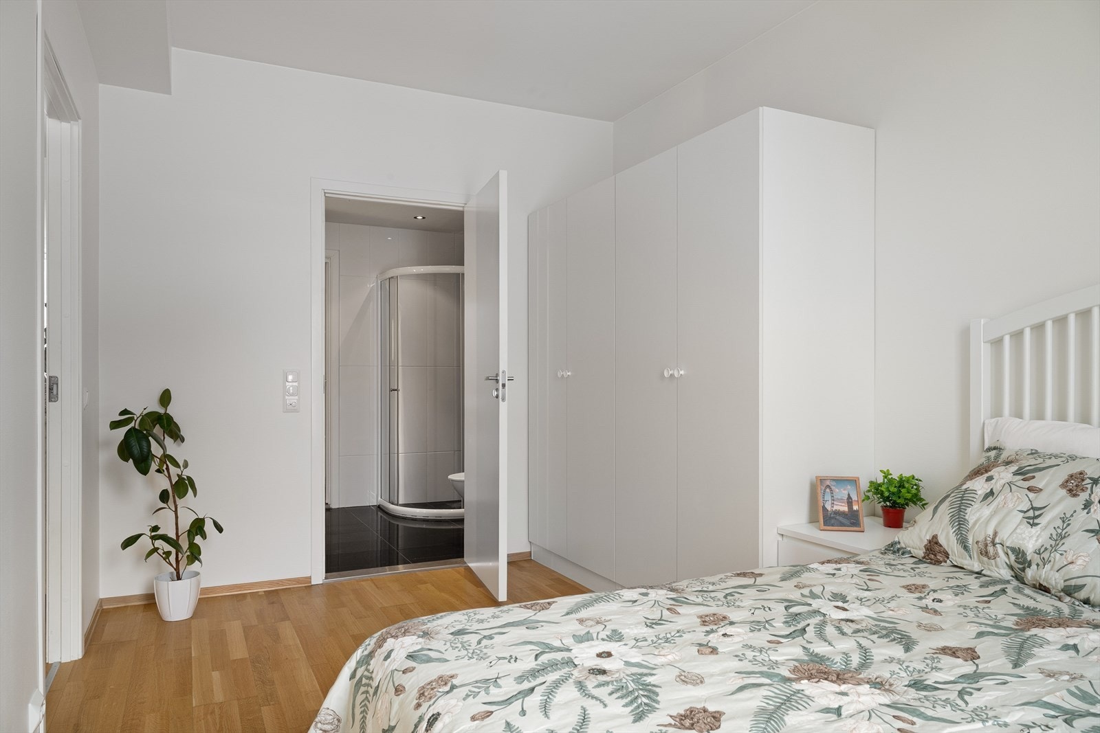 Hovedsoverommet har plass til stor seng, garderobeløsning og annet møblement. Soverommet har egen tilkomst til badet. Galleribilde