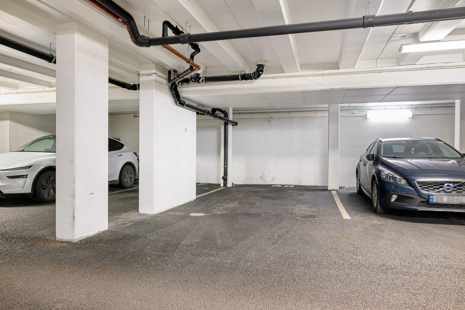 Det er fast parkering i lukket anlegg. Galleribilde