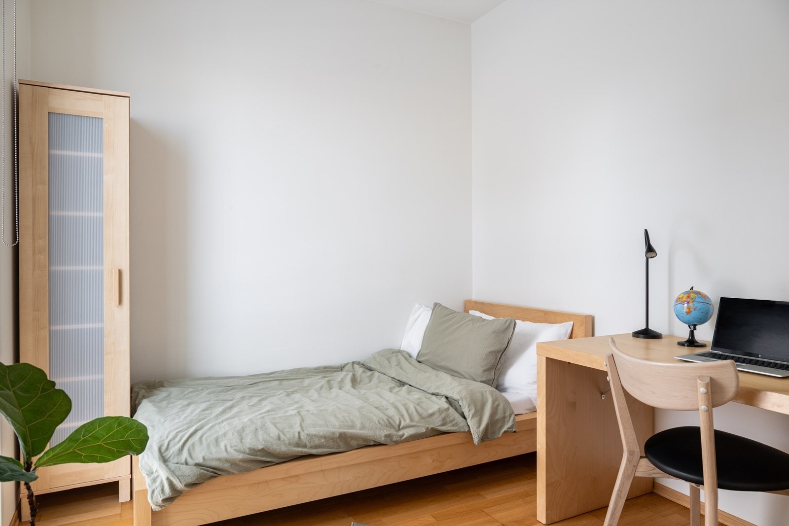 Det andre soverommet er noe mindre, men har garderobe og fleksibel planløsning - perfekt som barnerom, gjesterom eller kontor. Galleribilde