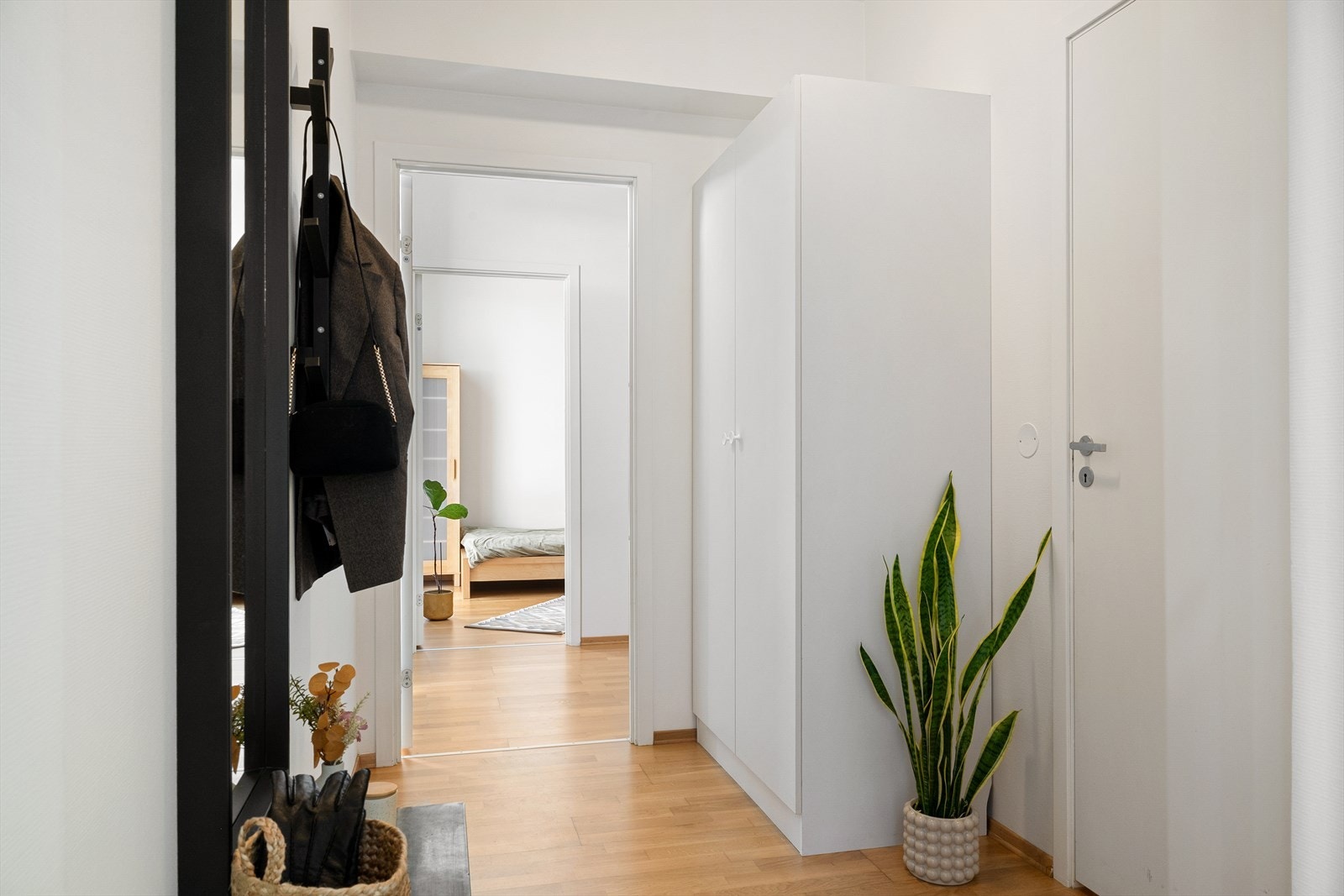 Entréen er romslig og har tilknyttet innvendig bod. Galleribilde