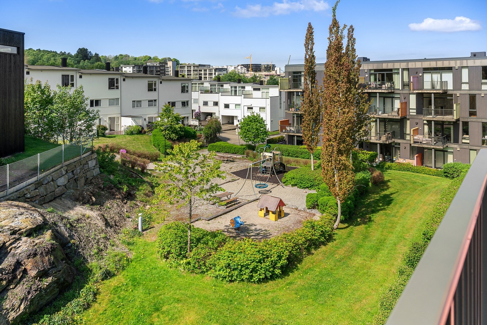 Tomten er felles, den er pent opparbeidet med grøntareal, lekeplass og parkering. Galleribilde