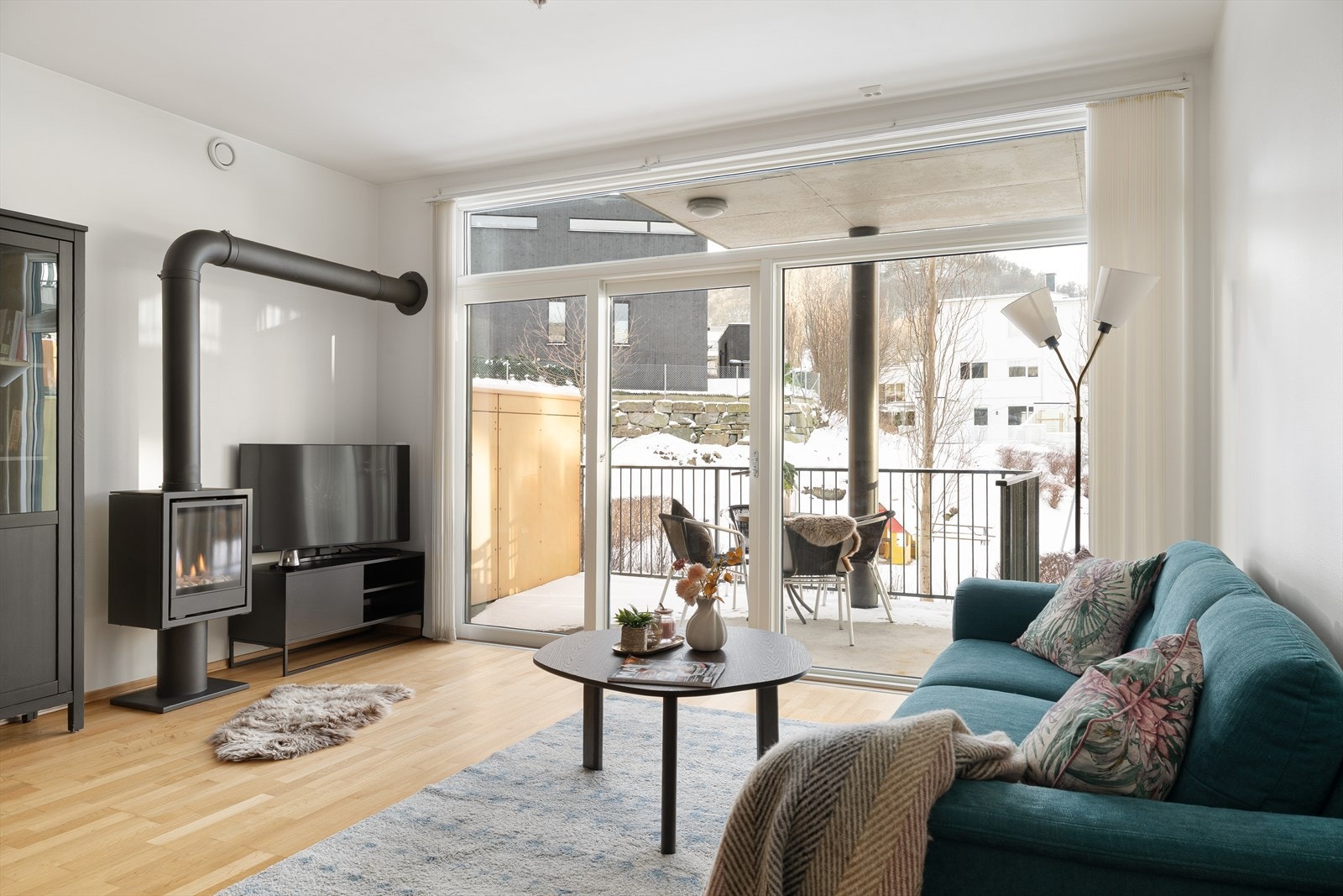 Leiligheten er moderne med bokomfort - perfekt for både par, små familier og de som ønsker en lettstelt leilighet med heis og garasje. Galleribilde