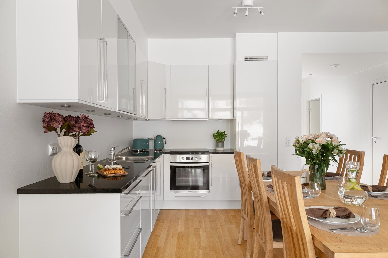 Det er integrerte hvitevarer, herunder platetopp, stekeovn, oppvaskmaskin (2022) og kombiskap for kjøl og frys. Selger opplyser om at oppvaskmaskinen har smart system og man kan gjøre endringer ved WIF kobling, noe som gjør hverdagen litt enklere. Galleribilde