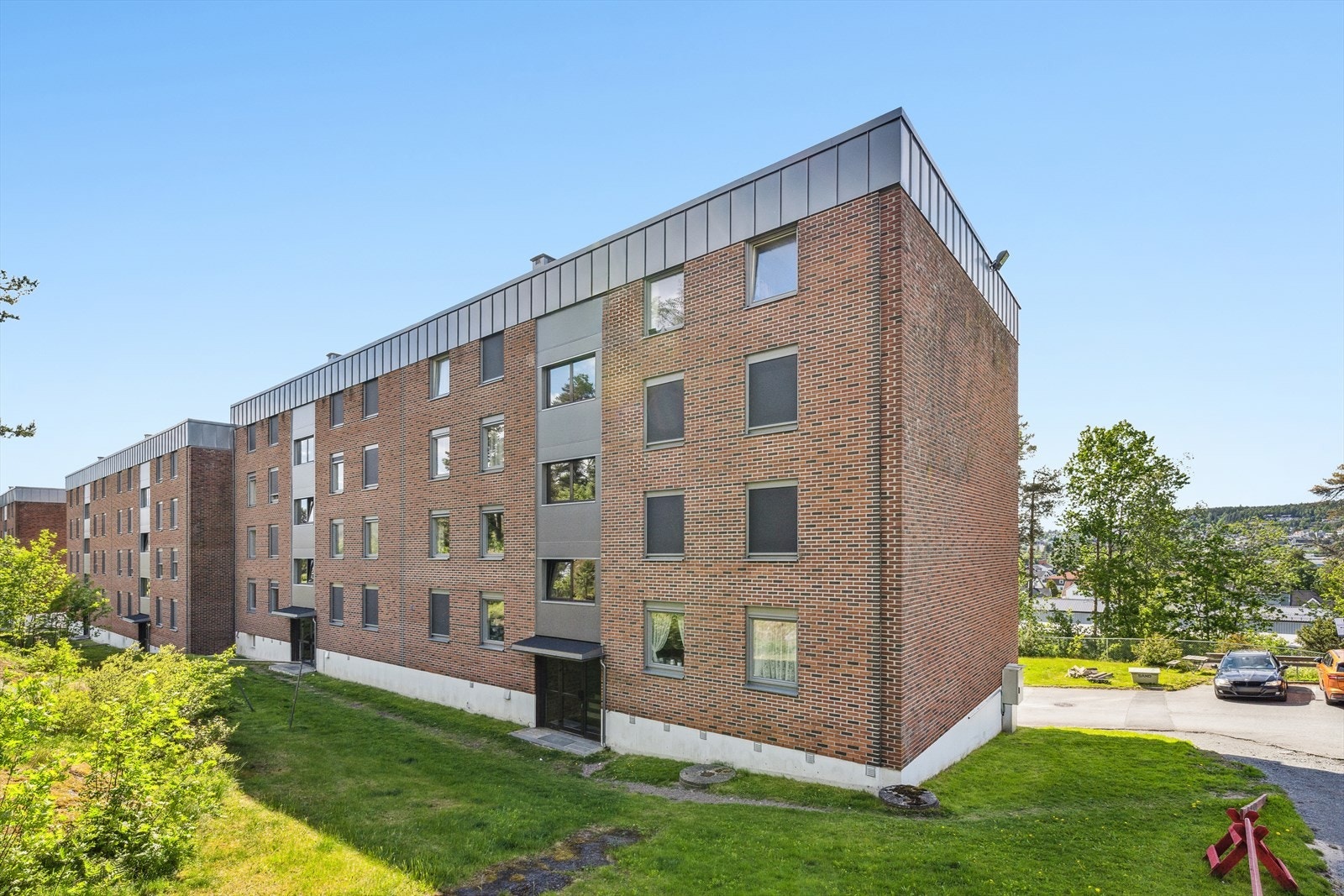 Plenarealer på fellesarealer på baksiden av blokken. Galleribilde