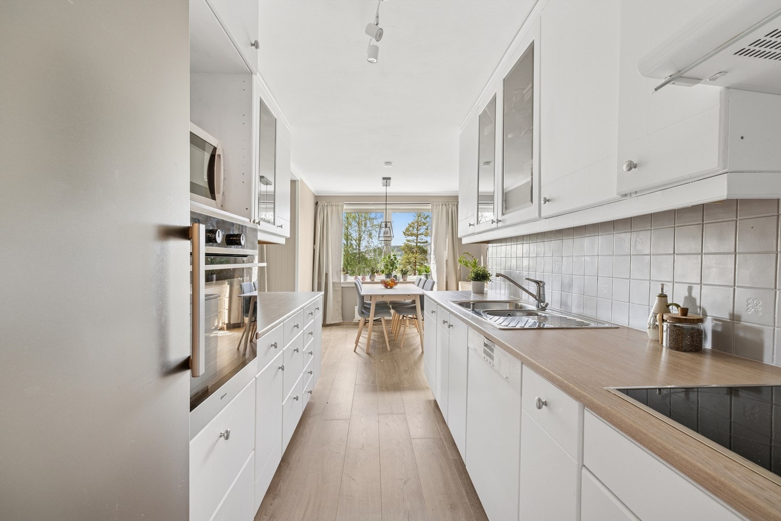 Kjøkkenfronter har malte, glatte fronter. Galleribilde