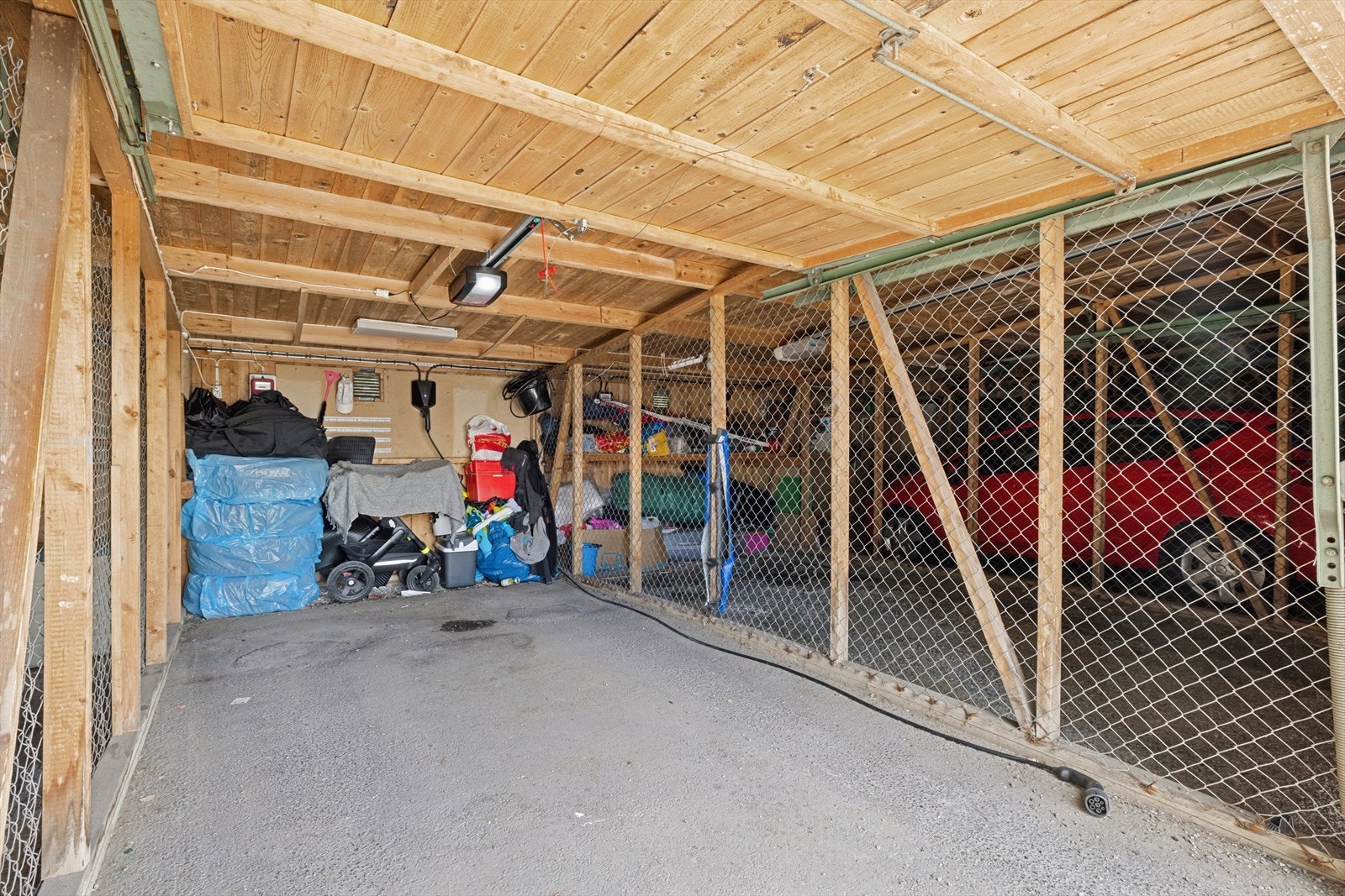 Leiligheten har egen garasje i rekkegarasje (nr. 75) med elbil-lader. Galleribilde