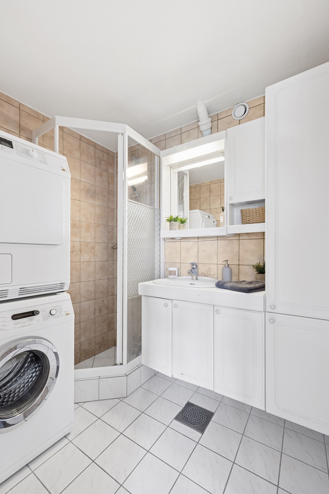 Flislagt bad. Badet er av eldre dato, men funksjonelt. Galleribilde