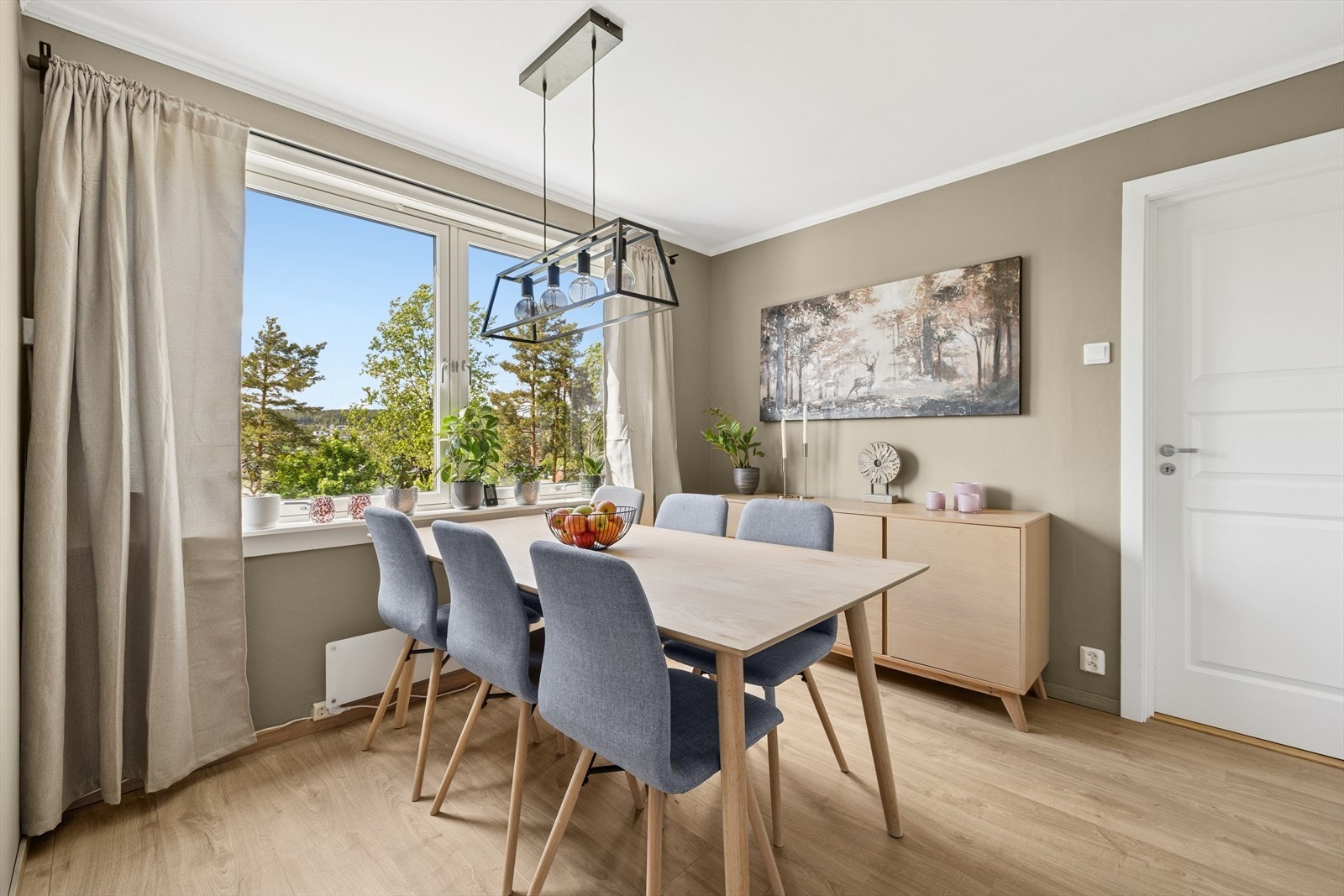 Koselig spisestue ved vinduet på kjøkkenet. Galleribilde