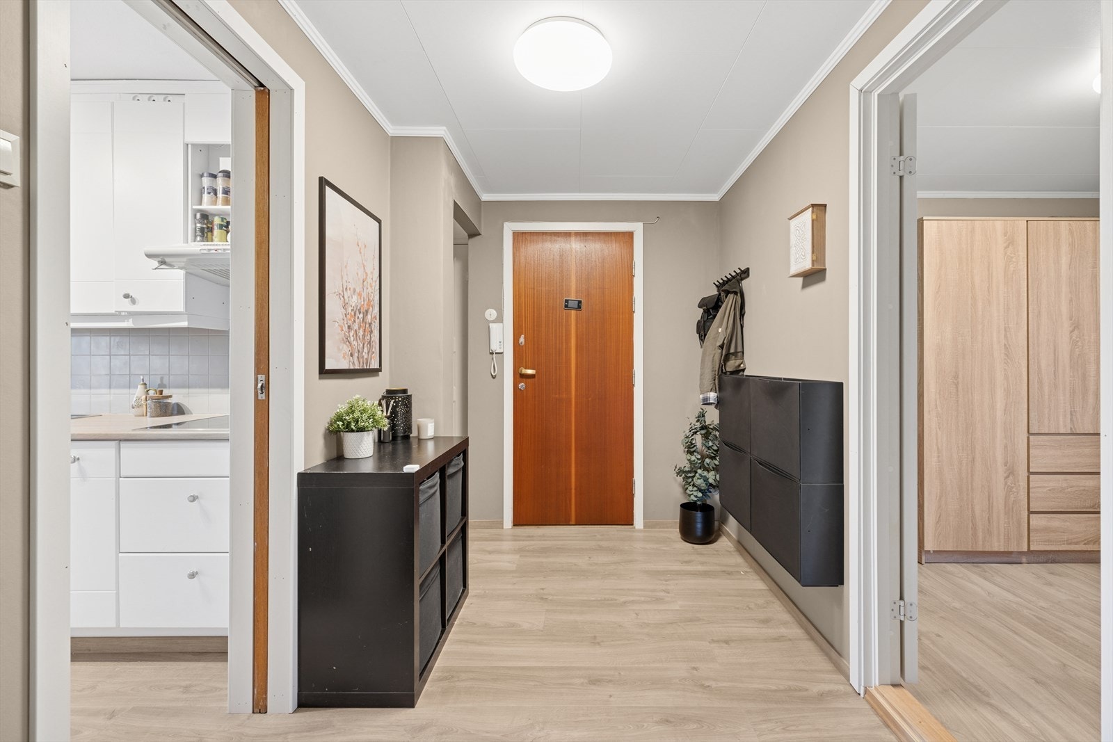 Det er knaggrekke i gang til oppheng av yttertøy og for øvrig plass til entrémøbler av eget ønske. Galleribilde