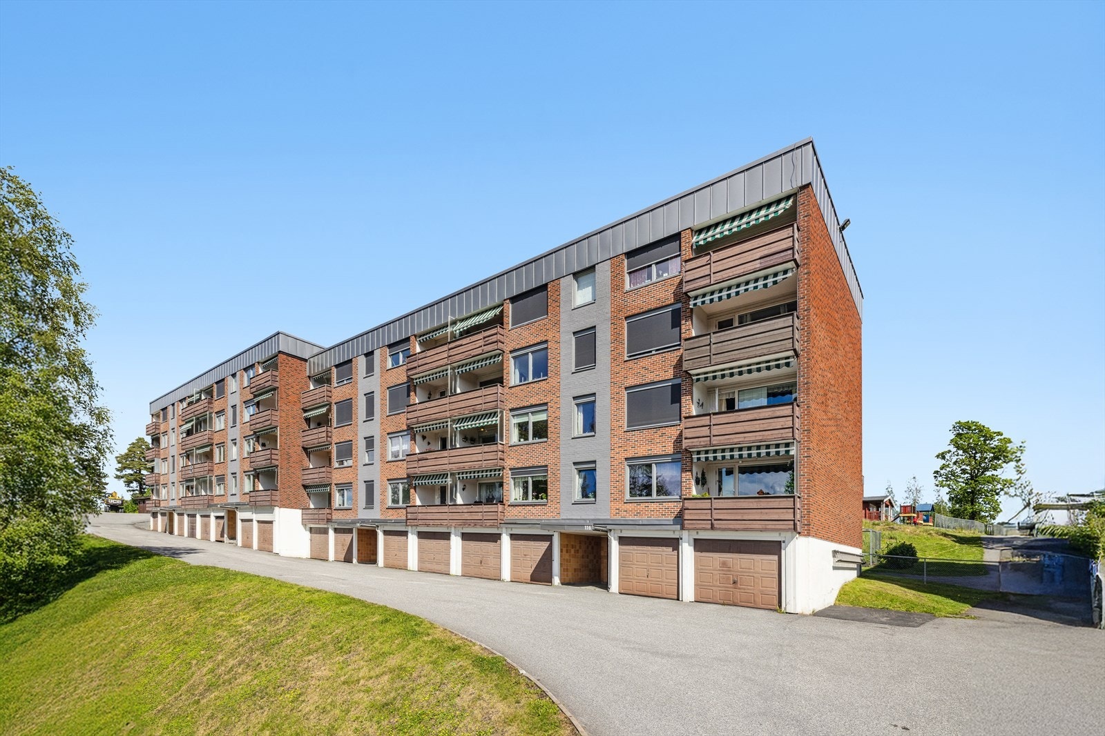 Fasaden fra inngangssiden mot vest. Leiligheten disponerer en fast garasje. Galleribilde