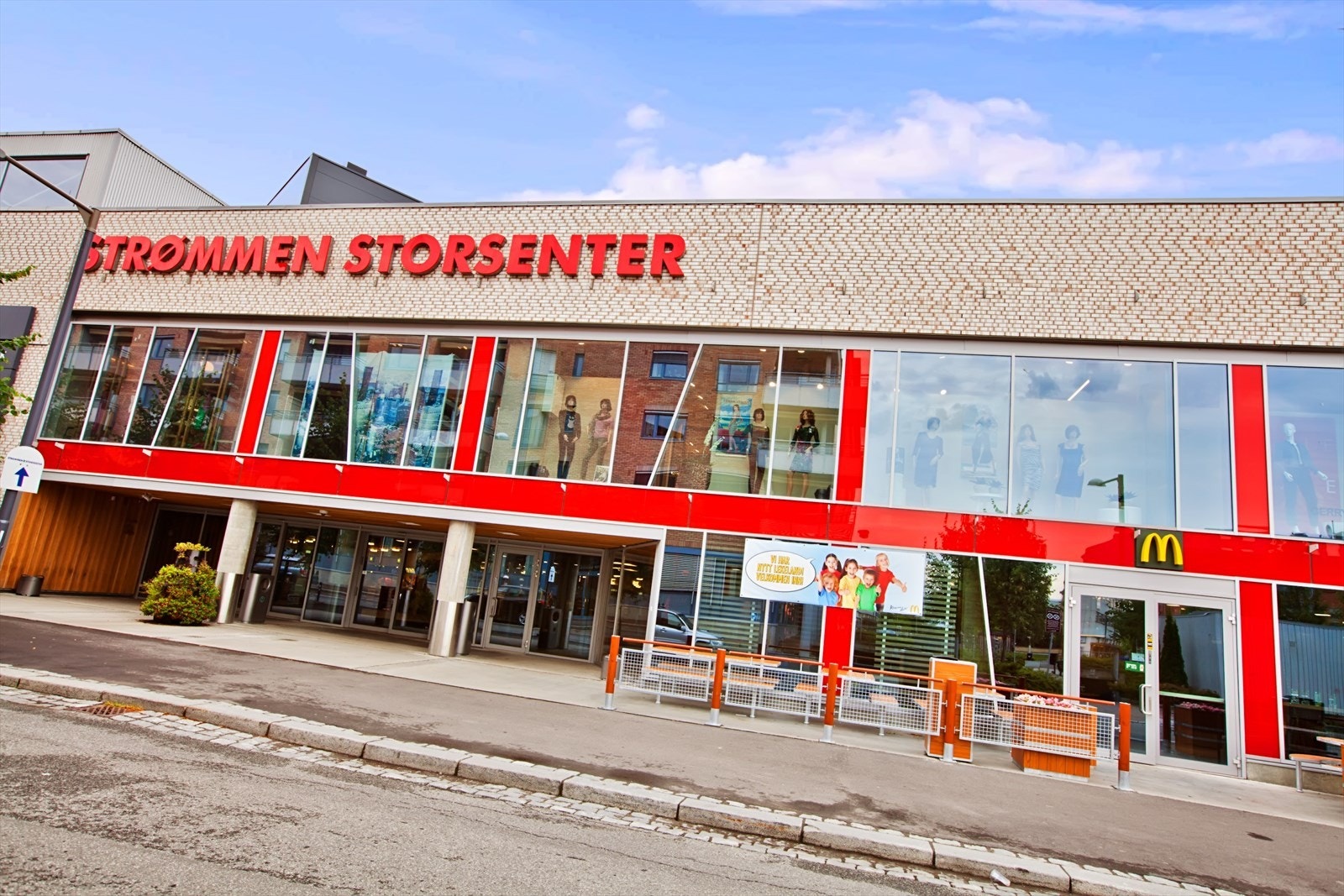 Strømmen storsenter ligger i gangavstand. Galleribilde