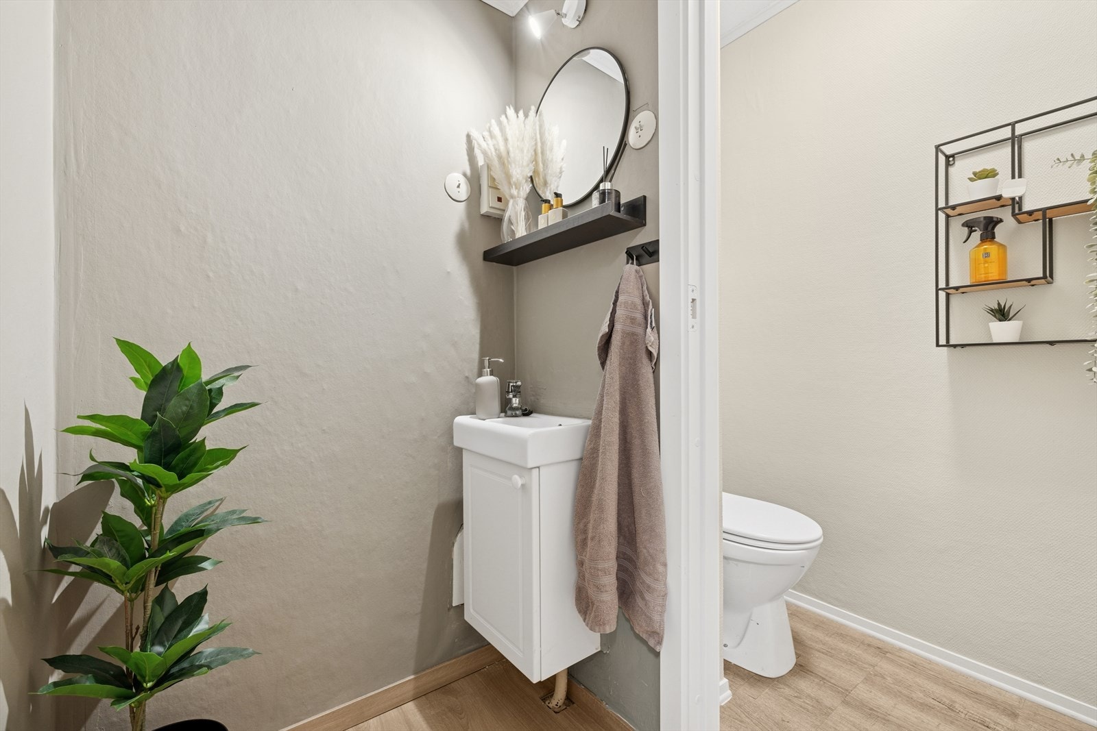 Separat wc-rom og servant i mellomgang. Galleribilde