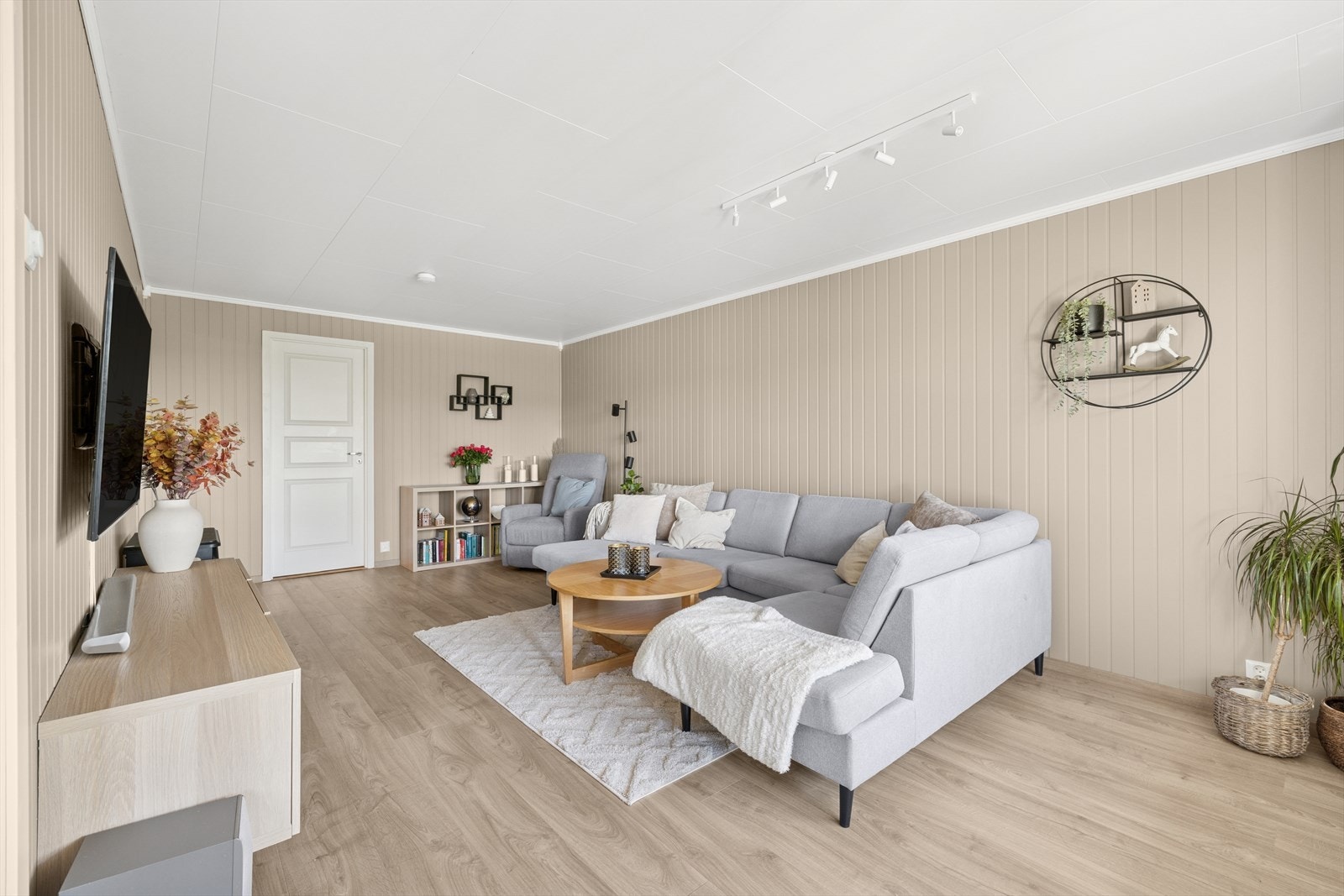 Stuen har en fin romløsning som oppleves som enkel å møblere. Galleribilde