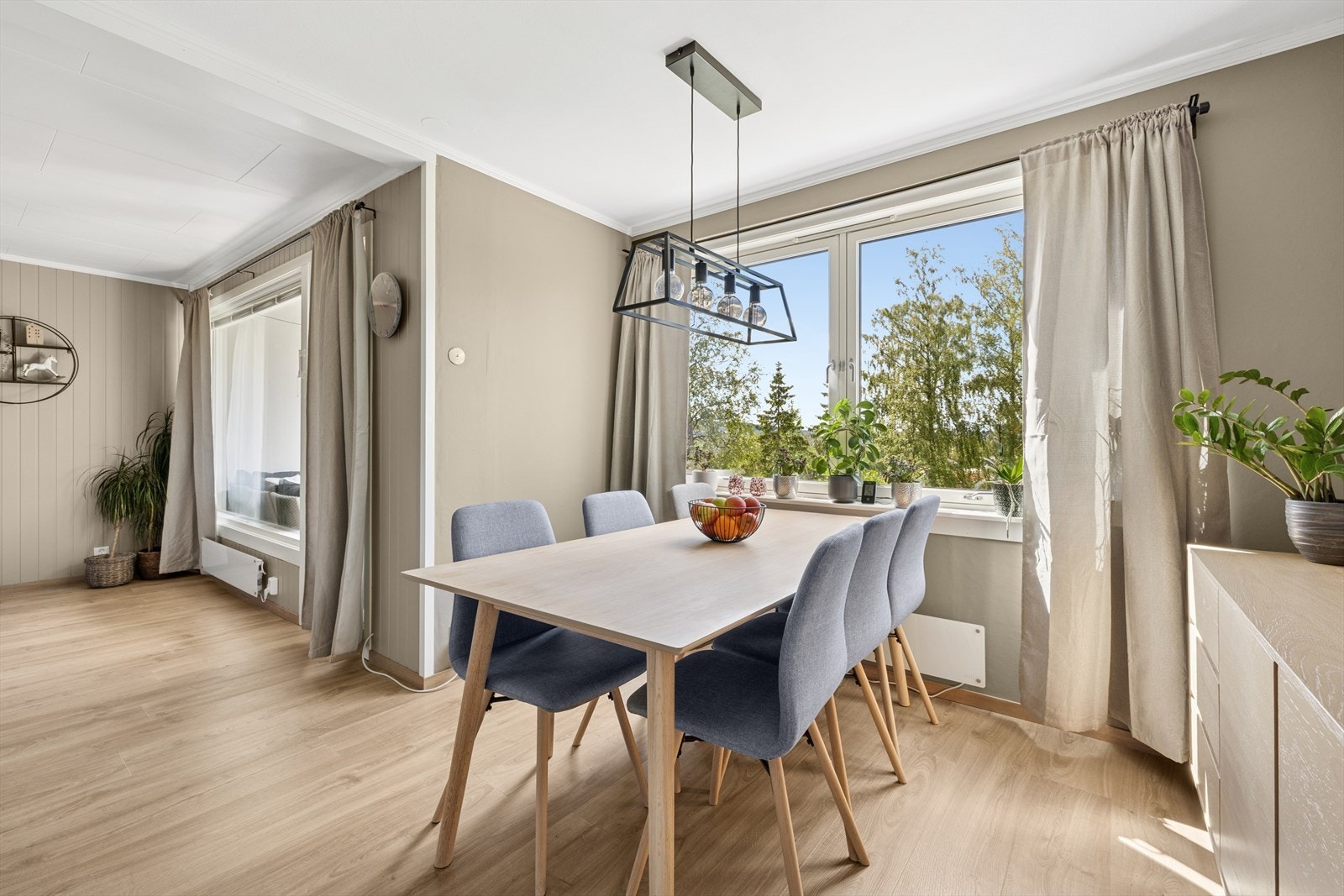 Fin spisestueplass ved vinduet på kjøkkenet. Galleribilde