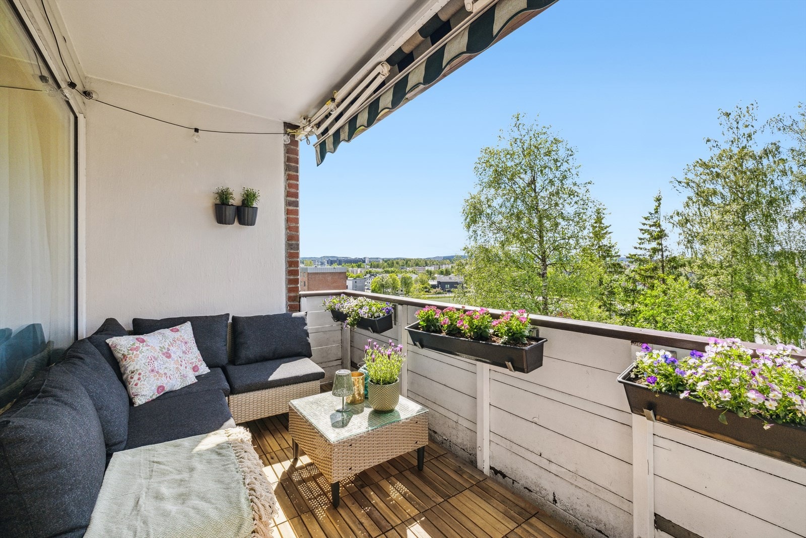 En herlig, vestvendt balkong med hyggelig utsikt over nærområdet. Galleribilde