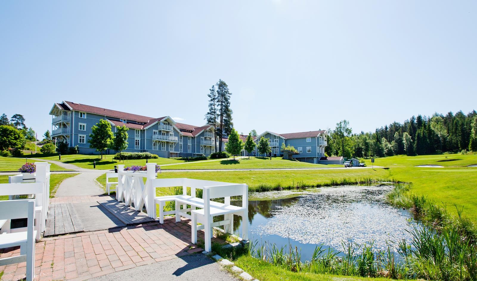 Losby ligger i nærområdet, med besøksgård m/café, golfbane og herfra byr Østmarka på flotte turområder. Galleribilde