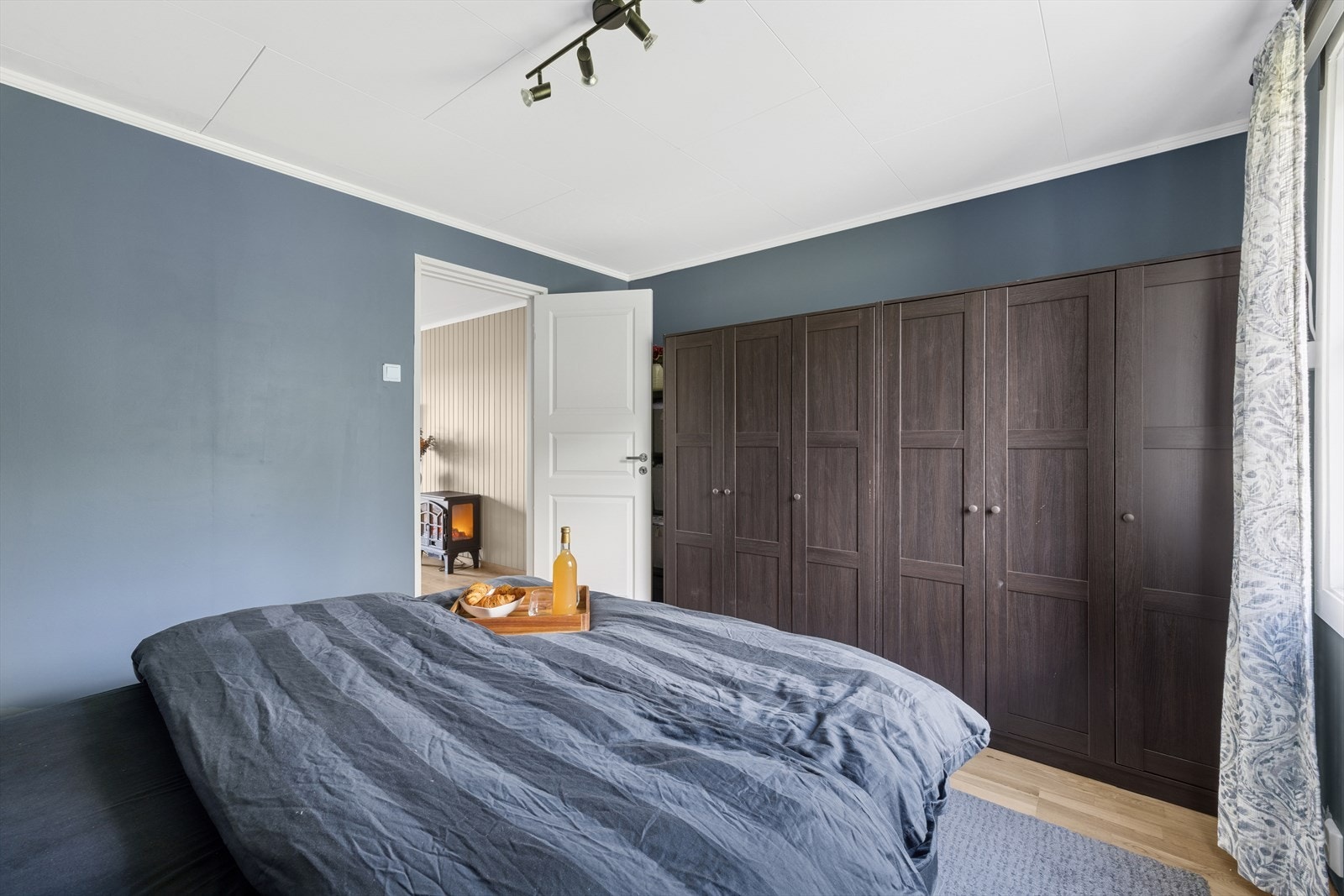 Hovedsoverommet har god garderobeplass. Galleribilde