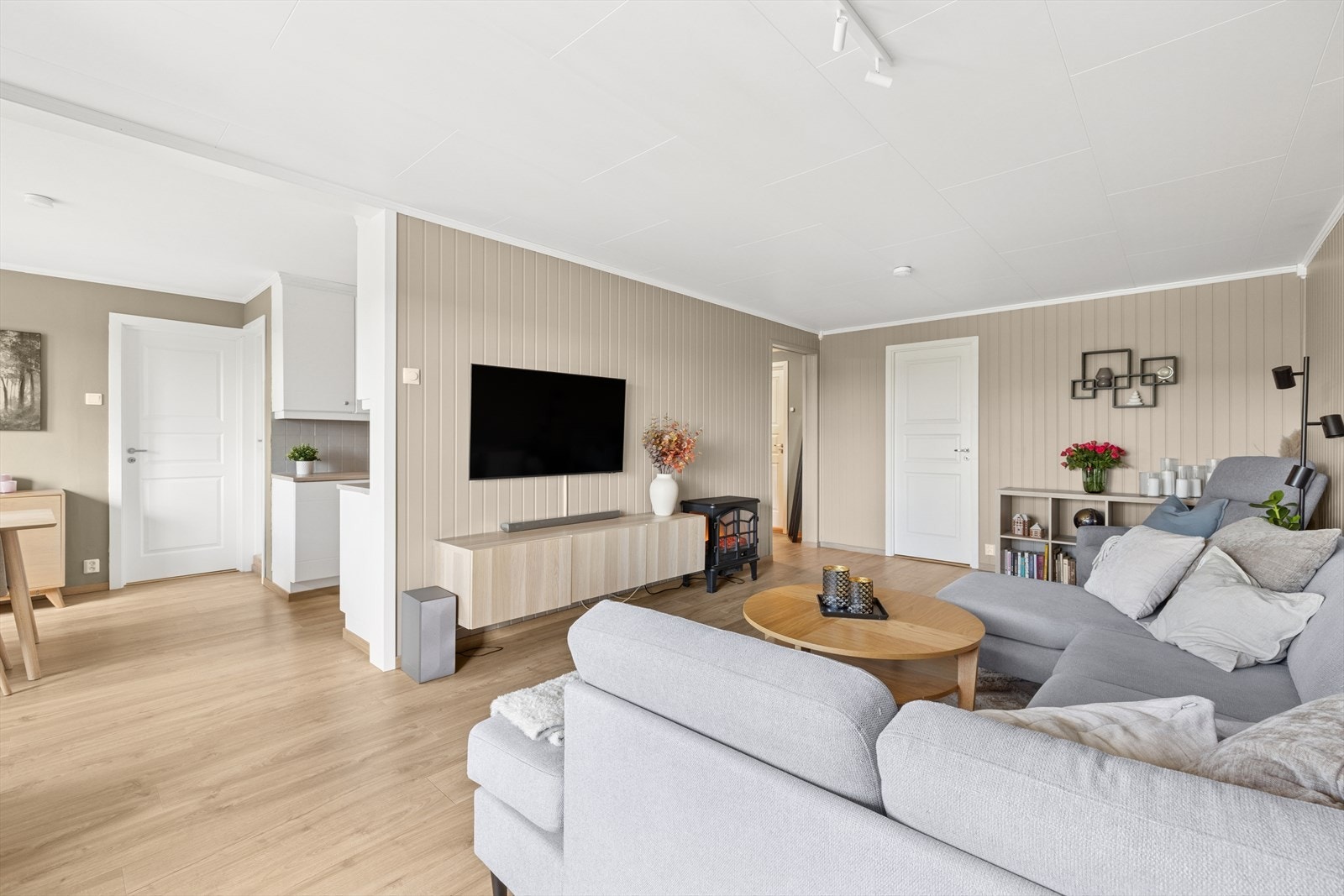 Stuen har delvis åpen løsning mot kjøkkenet. Galleribilde