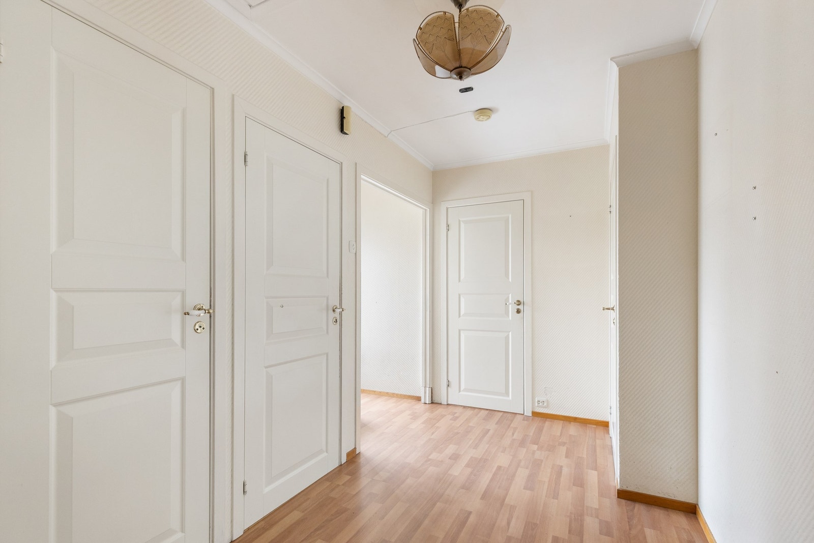 Fra gangen er det tilgang til etasjens soverom og bad. Galleribilde