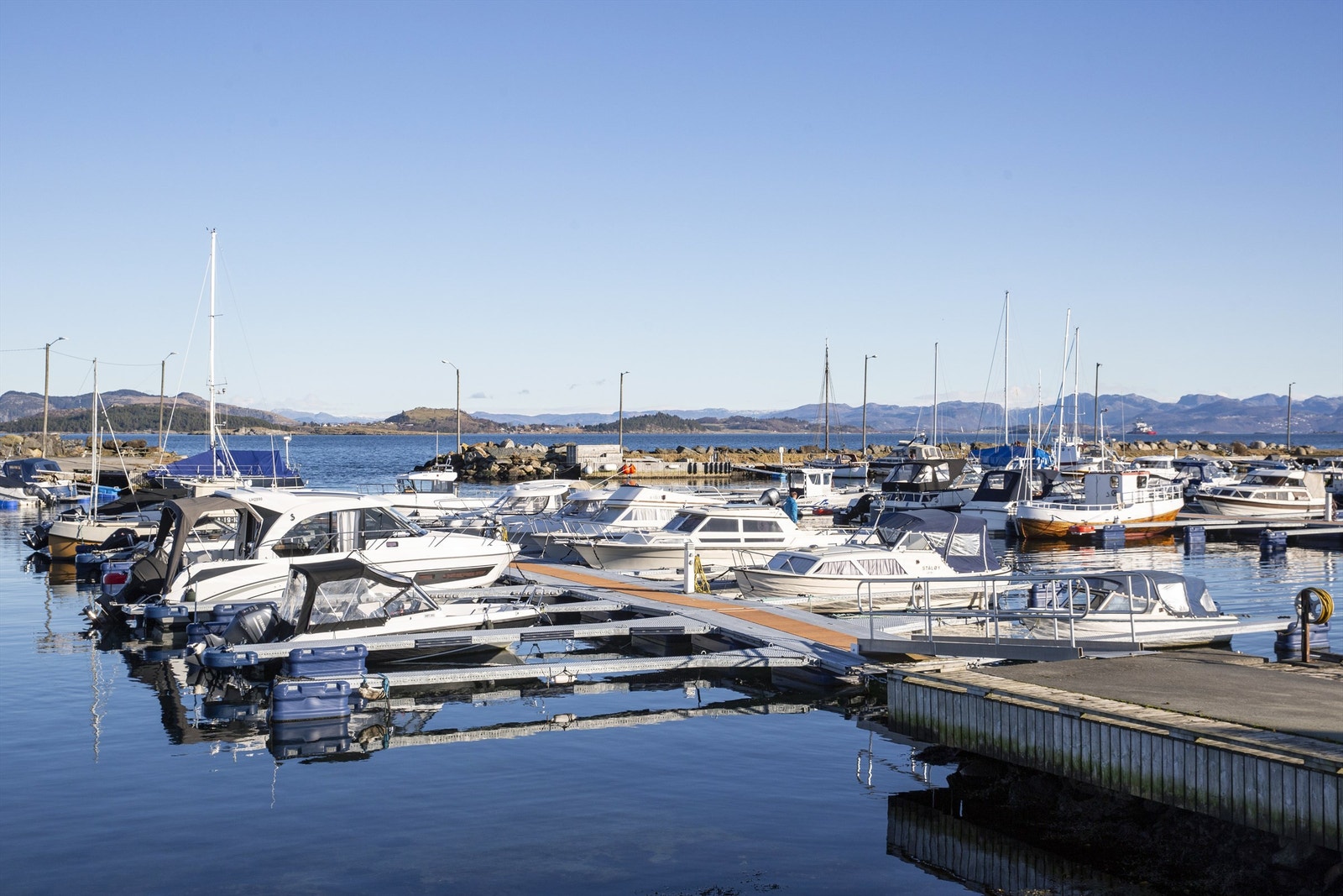 For den båtinteresserte er det kort vei til den lokale småbåthavnen. Galleribilde