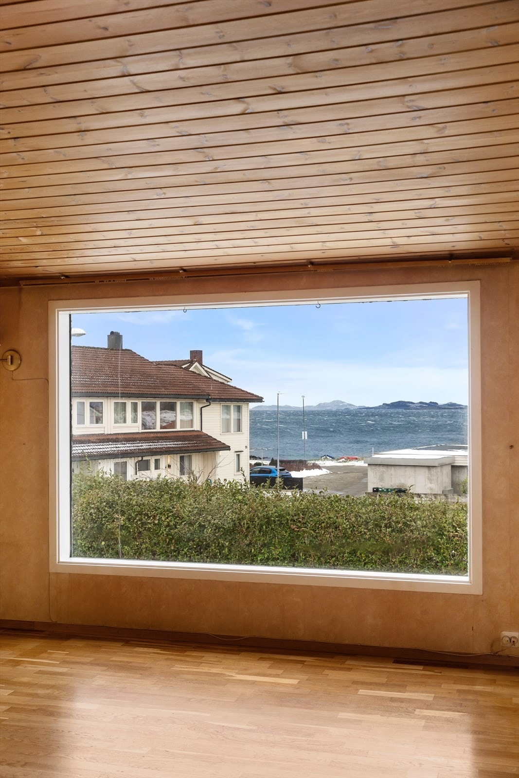 Herfra kan du nyte en åpen utsikt over nærområdet og fjorden. Galleribilde