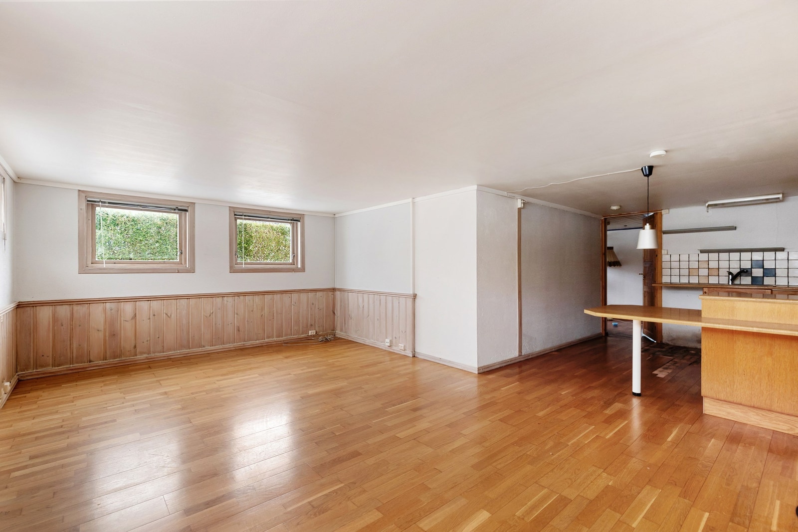 Rom innredet som kjellerstue og kjøkken (ikke godkjent rom for varig opphold) Galleribilde