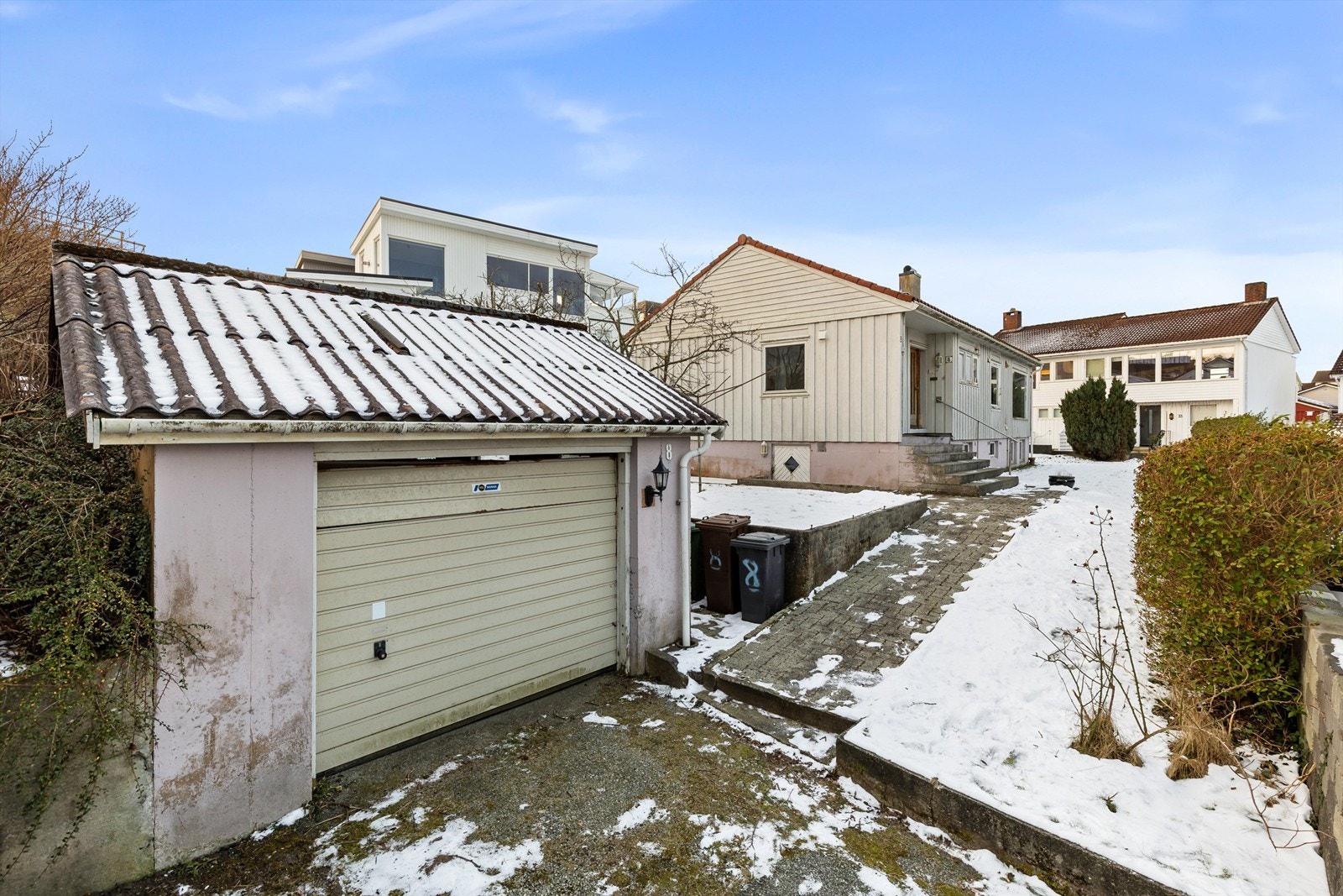 Til eiendommen hører en frittstående garasje. (Foto: Marianne Lyse) Galleribilde