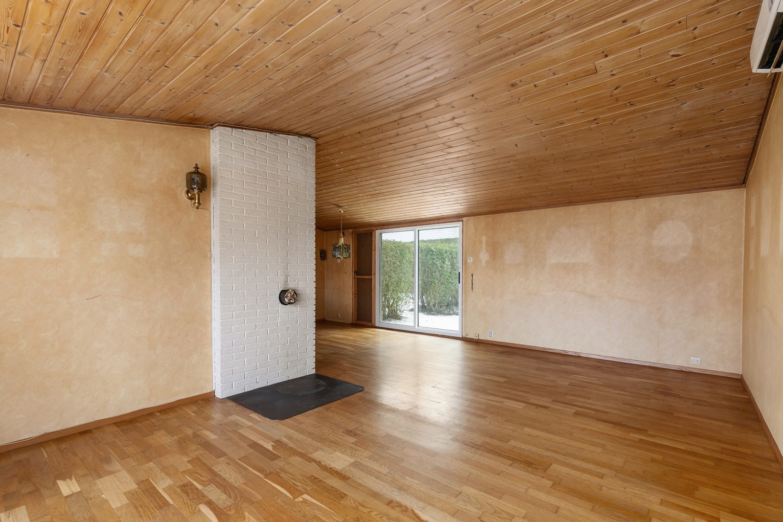 Rommet har god plass for både sofagruppe og en egen spiseavdeling. Galleribilde