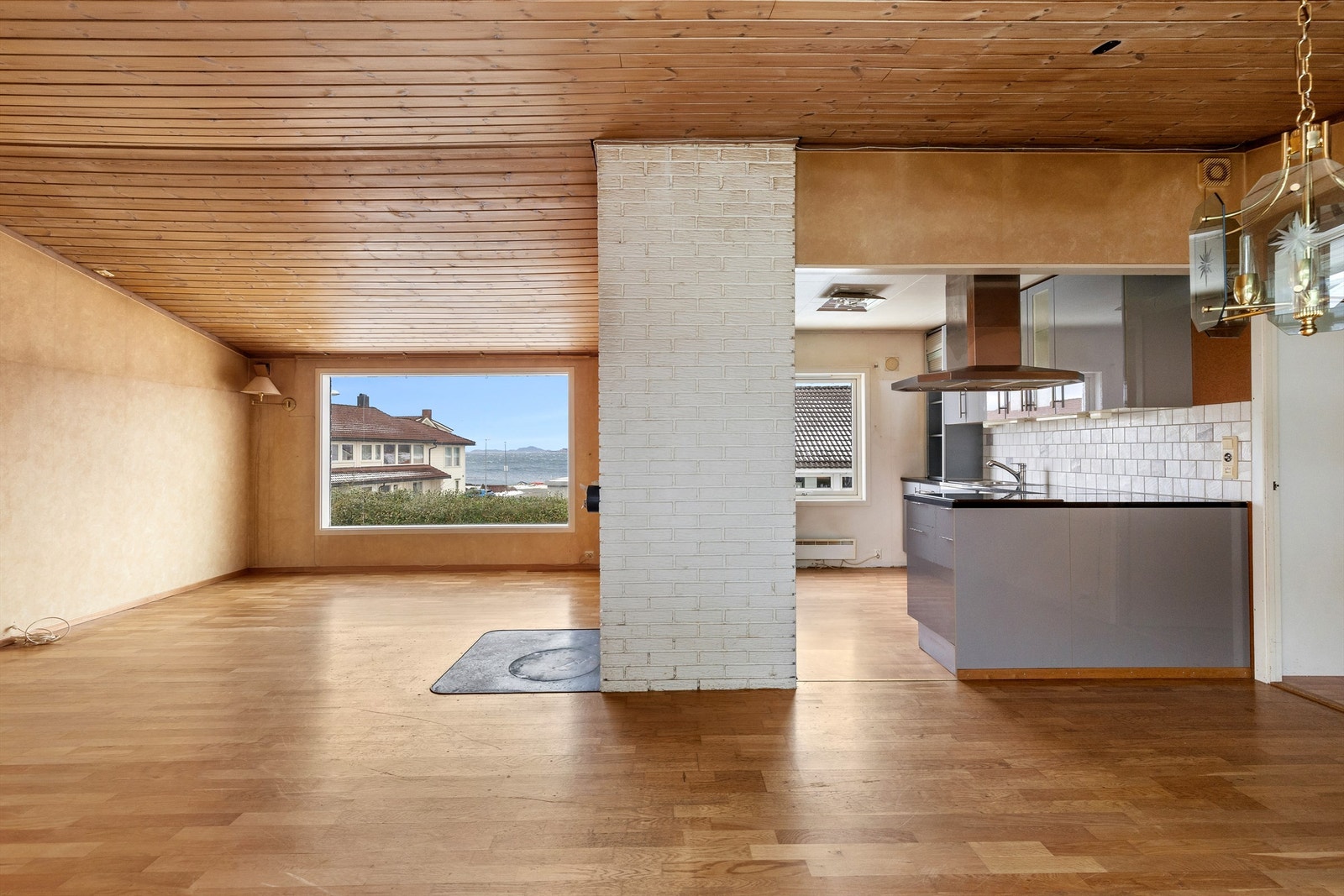 Stue med delvis åpen løsning mot kjøkken Galleribilde