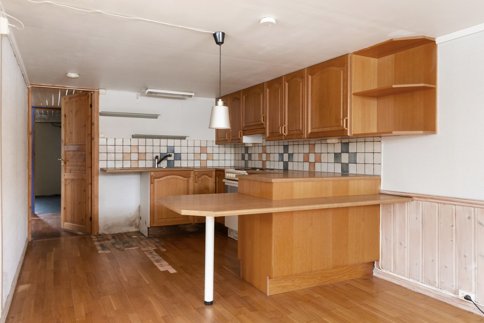 Rom innredet som kjellerstue og kjøkken (ikke godkjent rom for varig opphold) Galleribilde