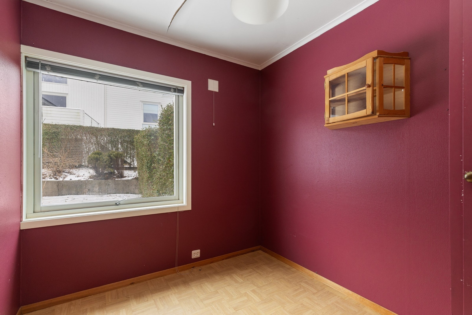 Rommet har vindu ut mot hagen og er enkelt å møblere. Galleribilde