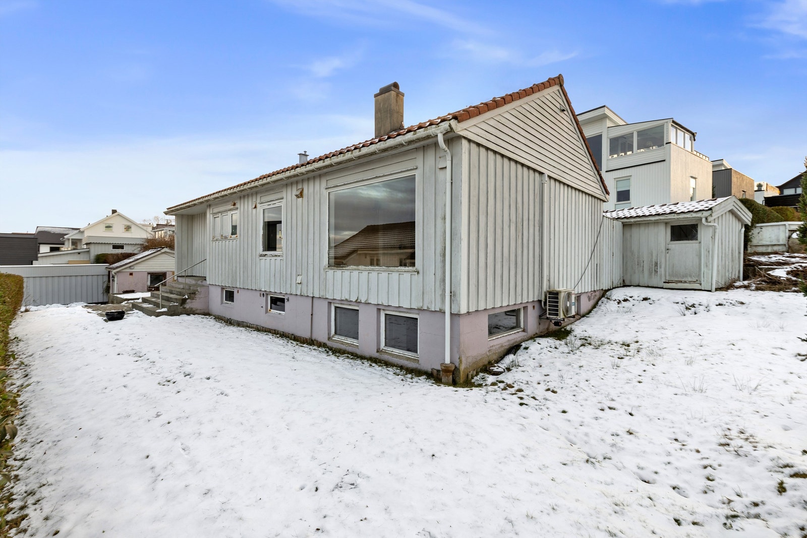 Enebolig med stor hage og en attraktiv beliggenhet i et etablert boligområde. Galleribilde