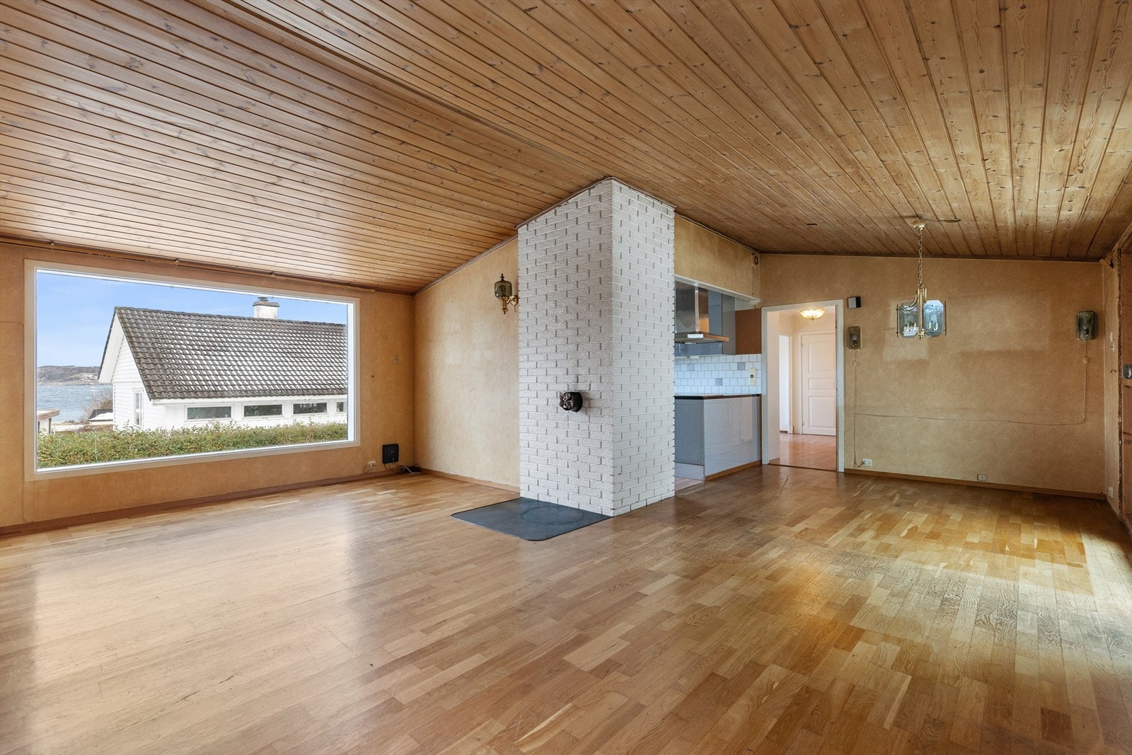 Stuen er romslig og har et stort vindu som rammer inn utsikten mot sjøen. Galleribilde