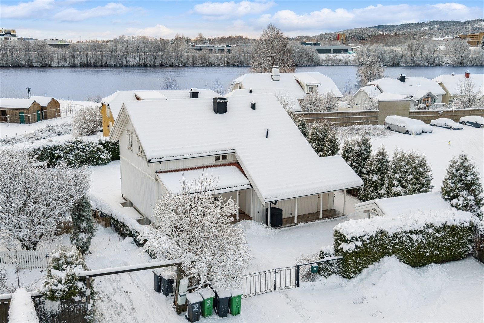 Sjarmerende og innholdsrik enebolig med opprinnelse tilbake til 1893. Boligen er jevnlig oppgradert over tid. Galleribilde