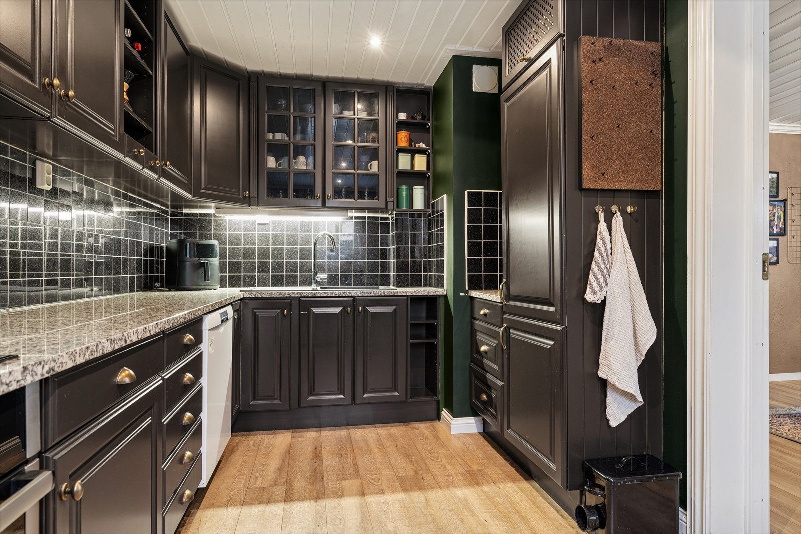 Kjøkken med godt utnyttet plass. Galleribilde