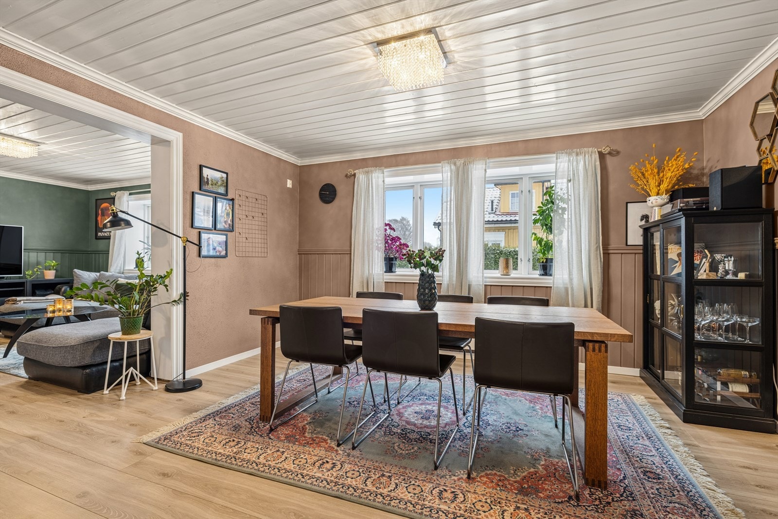 Spisestue i tilknytning til kjøkken. Galleribilde